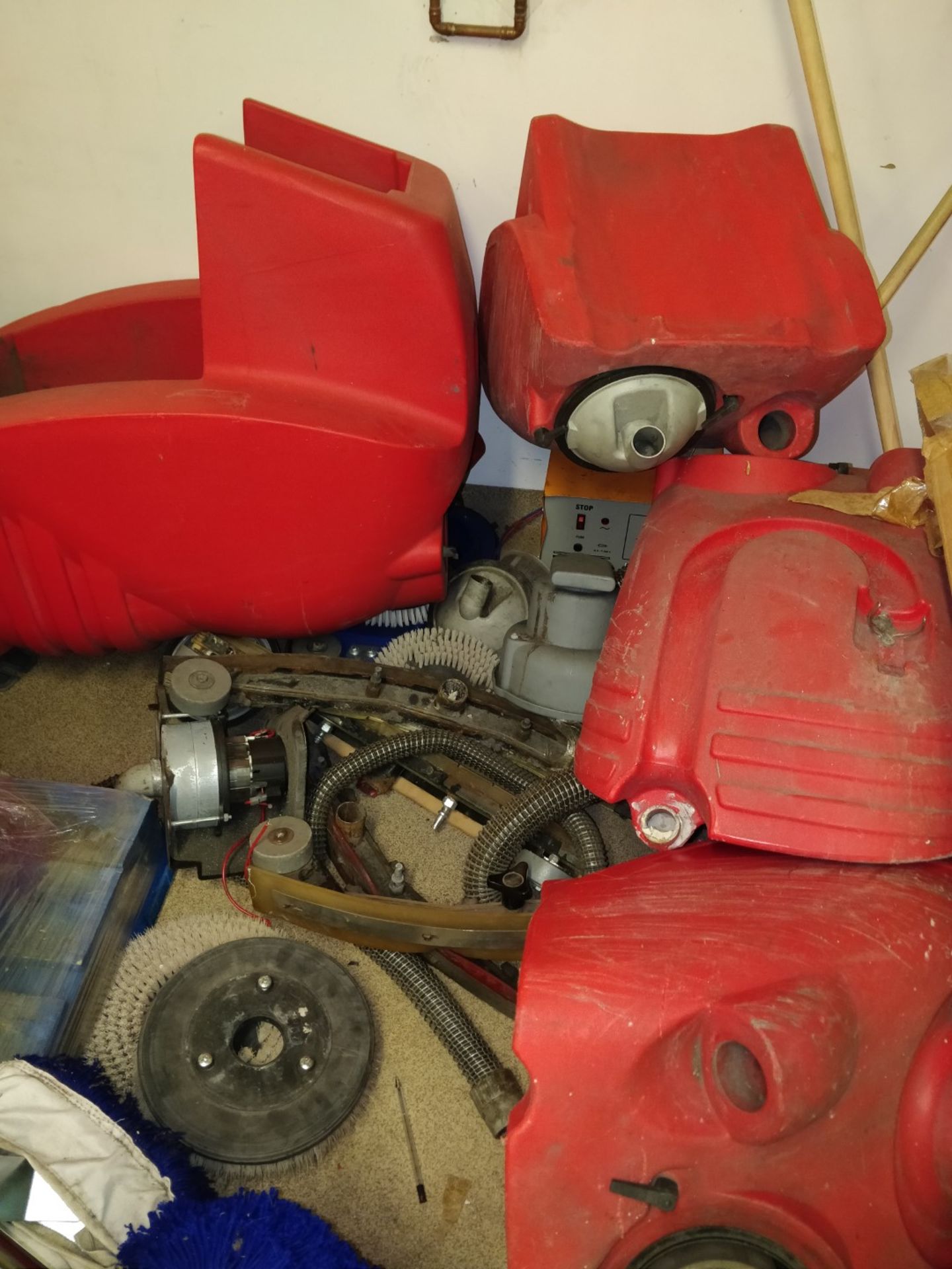 HUGE JOB LOT Approx 17 x Various FLOOR CLEANING MACHINES - Includes Ride Ons, Floor Scrubbers, - Image 33 of 34