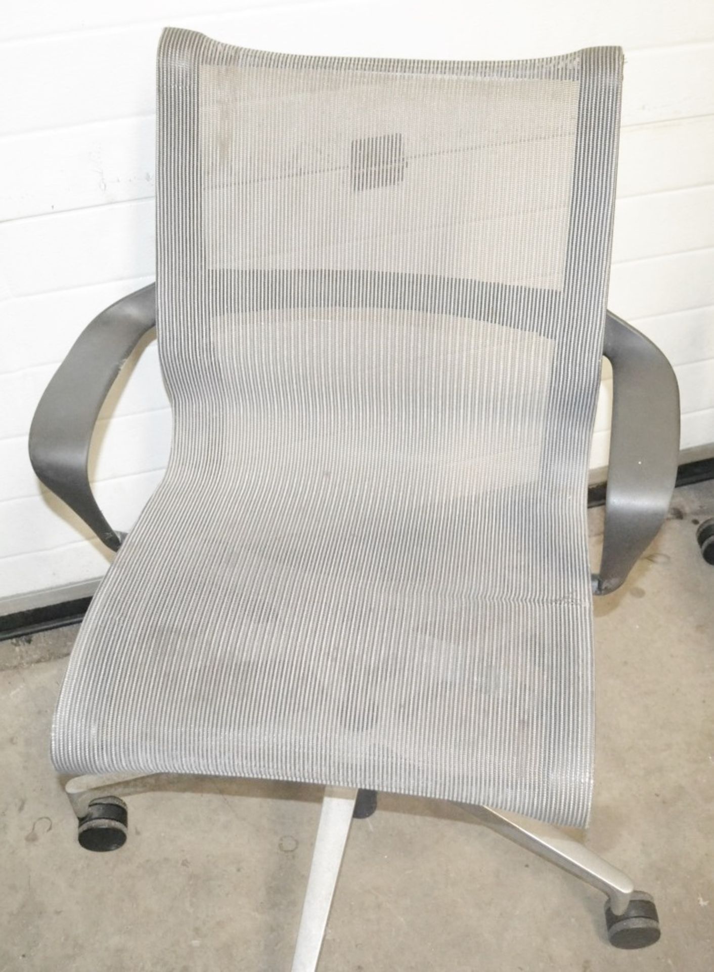 1 x Silver Grey Mesh Gas-Lift Office Chair On Castors - Dimensions (cm): W60 x D55 x Back Height - Image 3 of 3