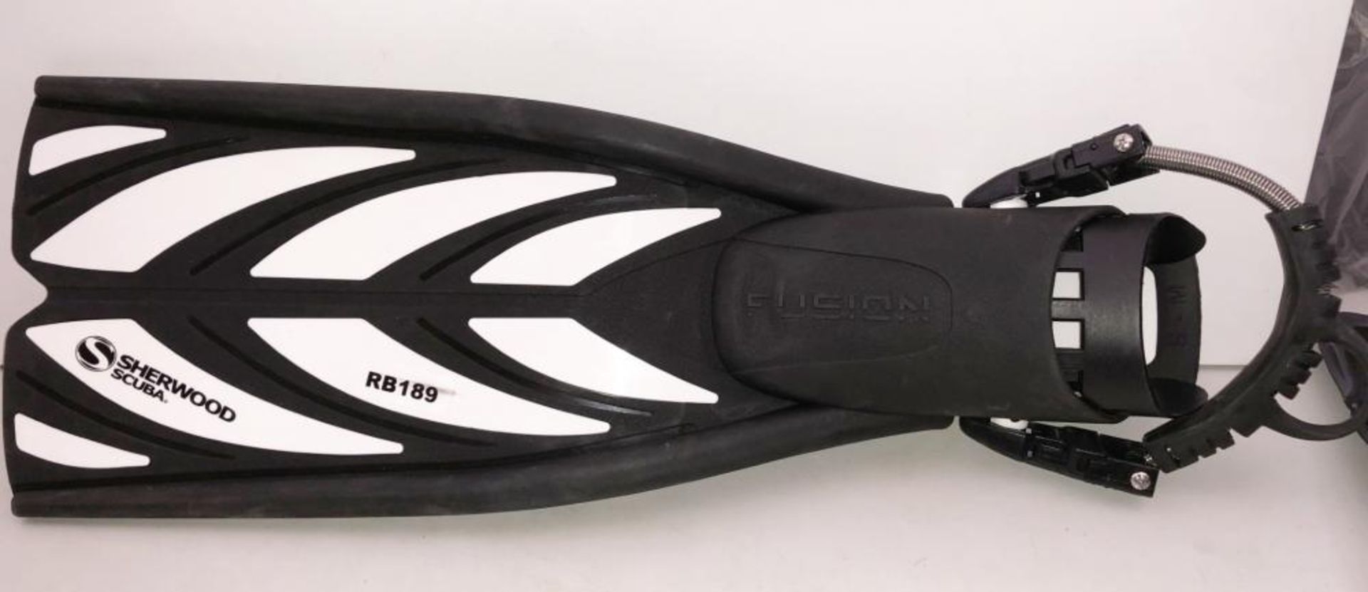 A Pair Of New Sherwood Scuba Fusion Diving Fins - Ref: RB189, RB190 - CL349 - Altrincham WA14 - Image 6 of 8