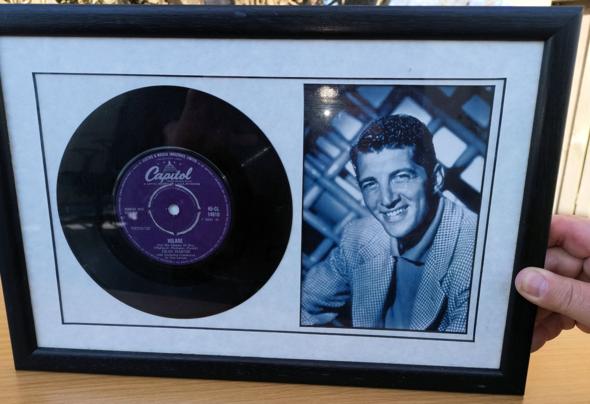 1 x Framed Dean Martin single (Volare) and Picture - CL355 - Location: Great YarmouthPlease