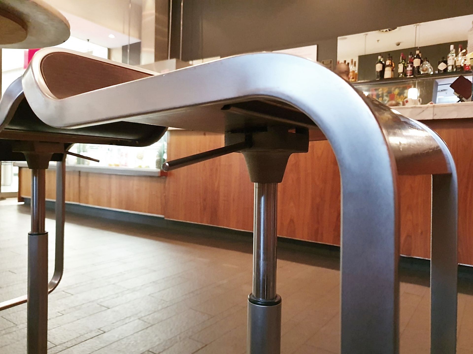 5 x Heavy Duty Commercial Bar Stools With Adjustable Hydraulic Aided Height - Dimensions: 35cm x - Image 7 of 8