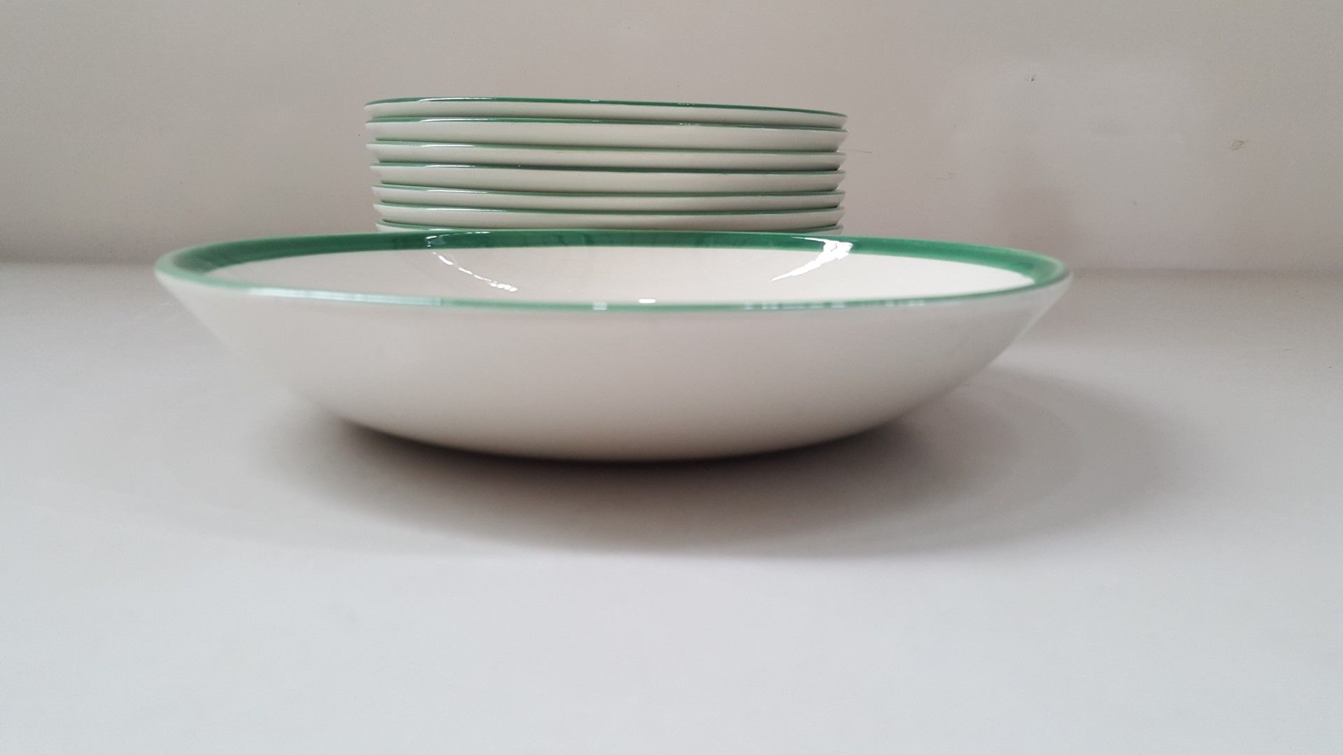 8 x Steelite Coupe Bowls White With Green Outline Egde 21CM - Ref CQ285 - Image 4 of 4