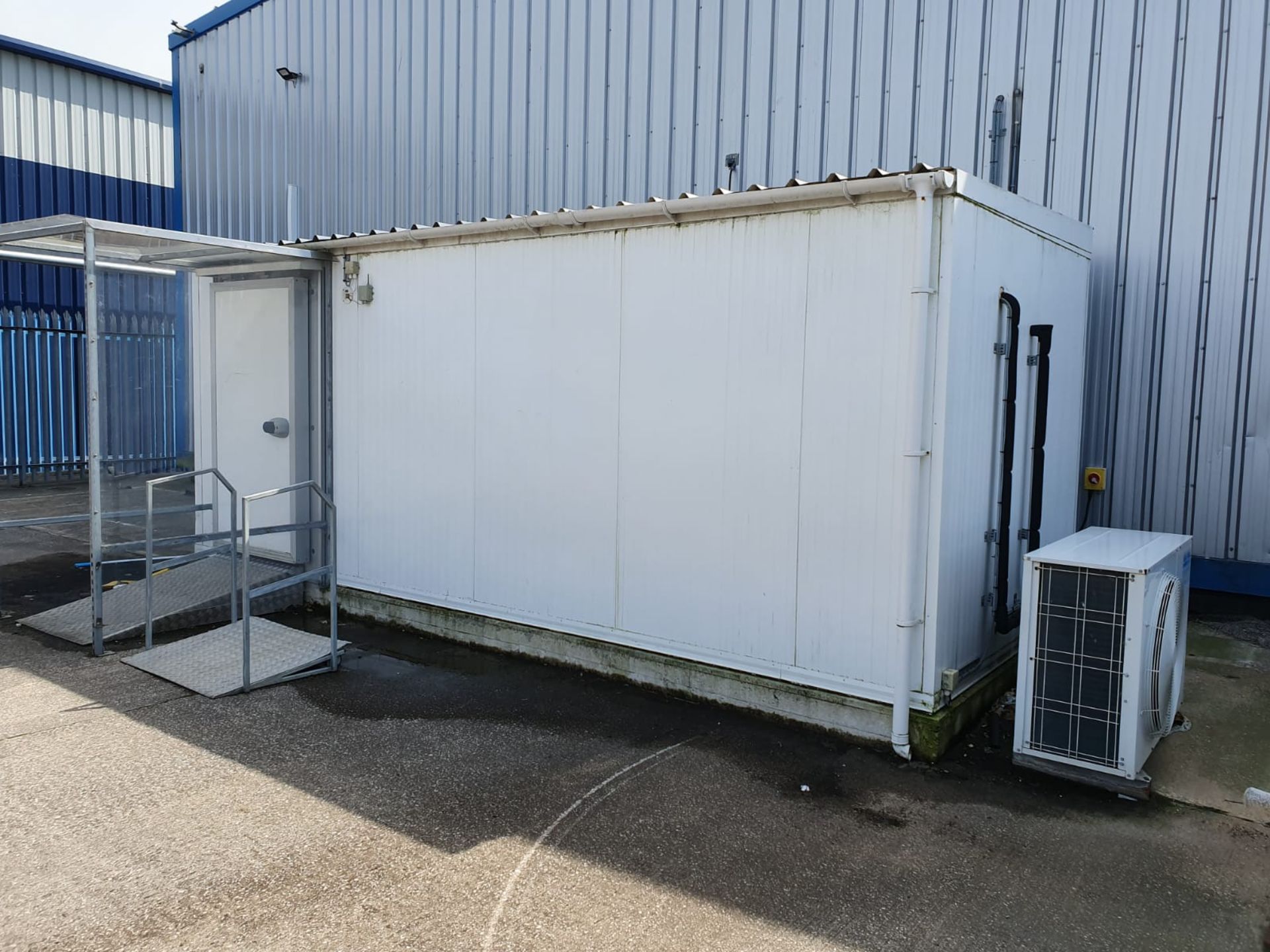 1 x External Refrigerated Cold Room Unit - Features Entrance Ramp With Overhead Canopy, Internal - Image 10 of 11