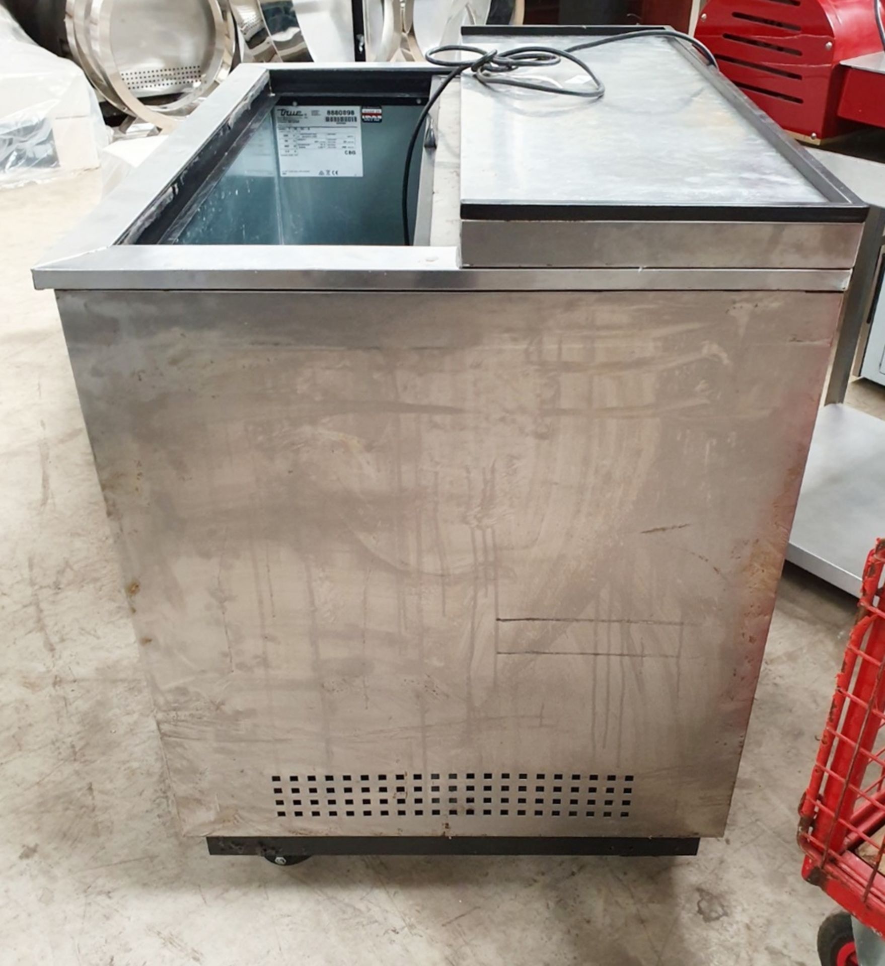 1 x TRUE Glass Chiller - Ref: LD430 - CL350 - Location: Altrincham WA14 - Image 2 of 10