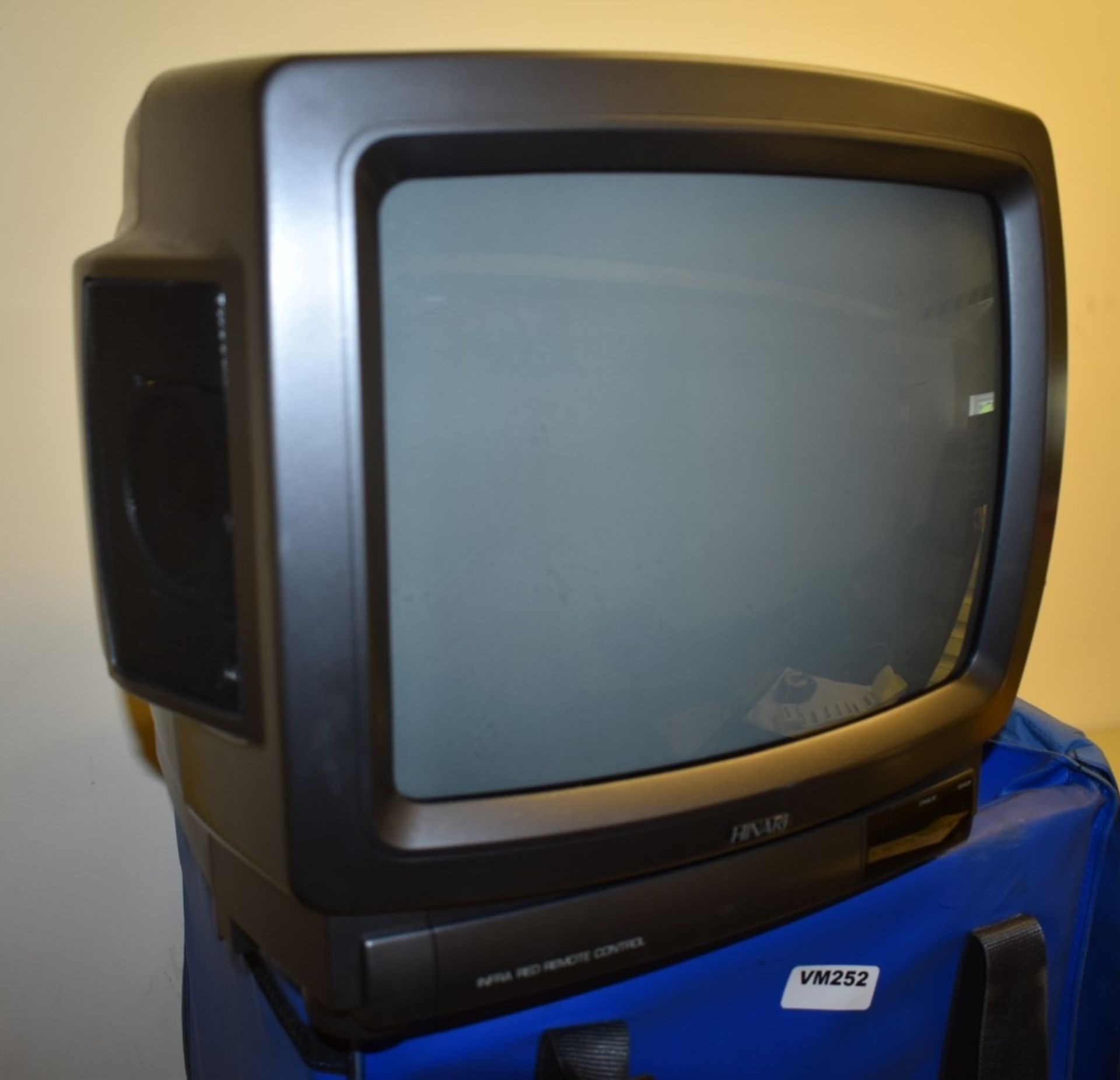 1 x Vintage Hinari Portable TV With Two Protection Carry Cases - Ref VM252 IT - CL409 - Location: