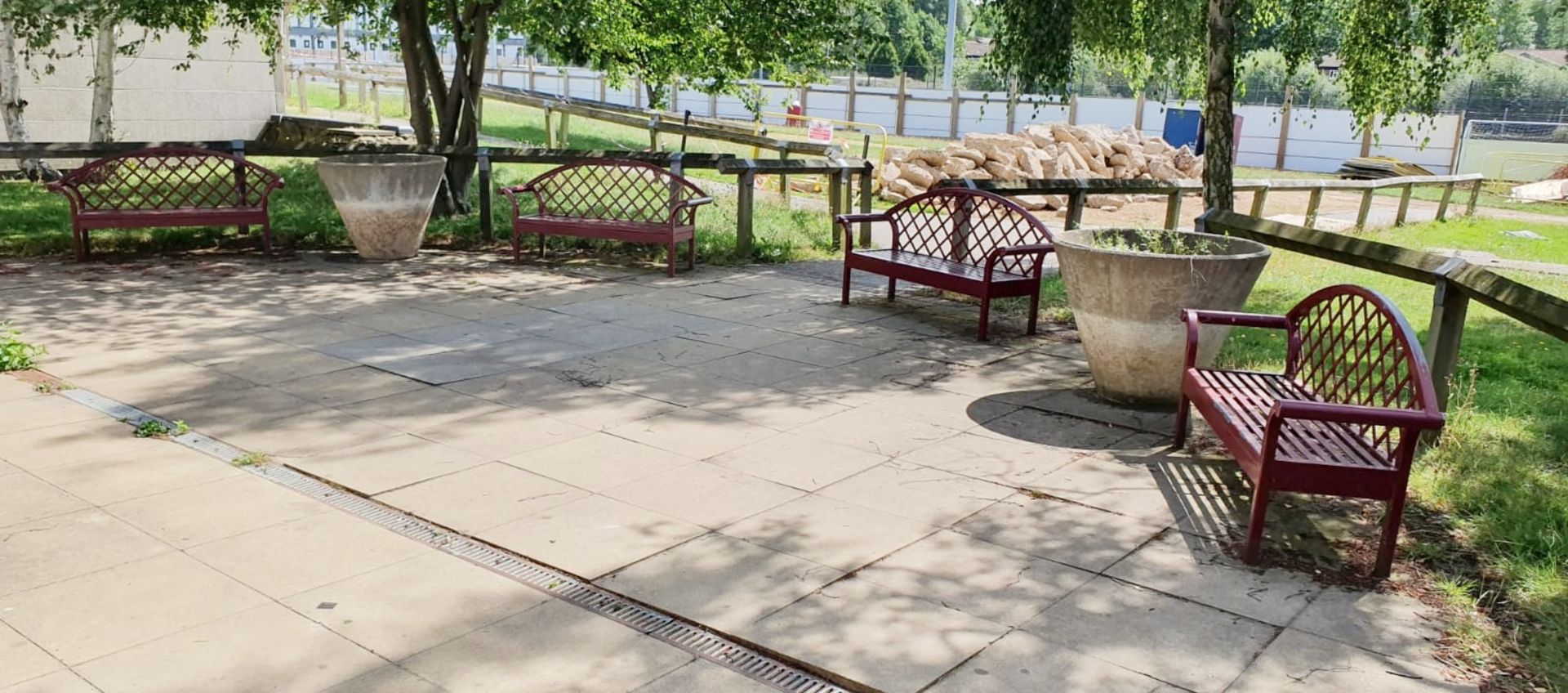 4 x Commercial Garden Benches - Made From Metal With Red Finish - CL499 - Location: Borehamwood WD6 - Bild 2 aus 2