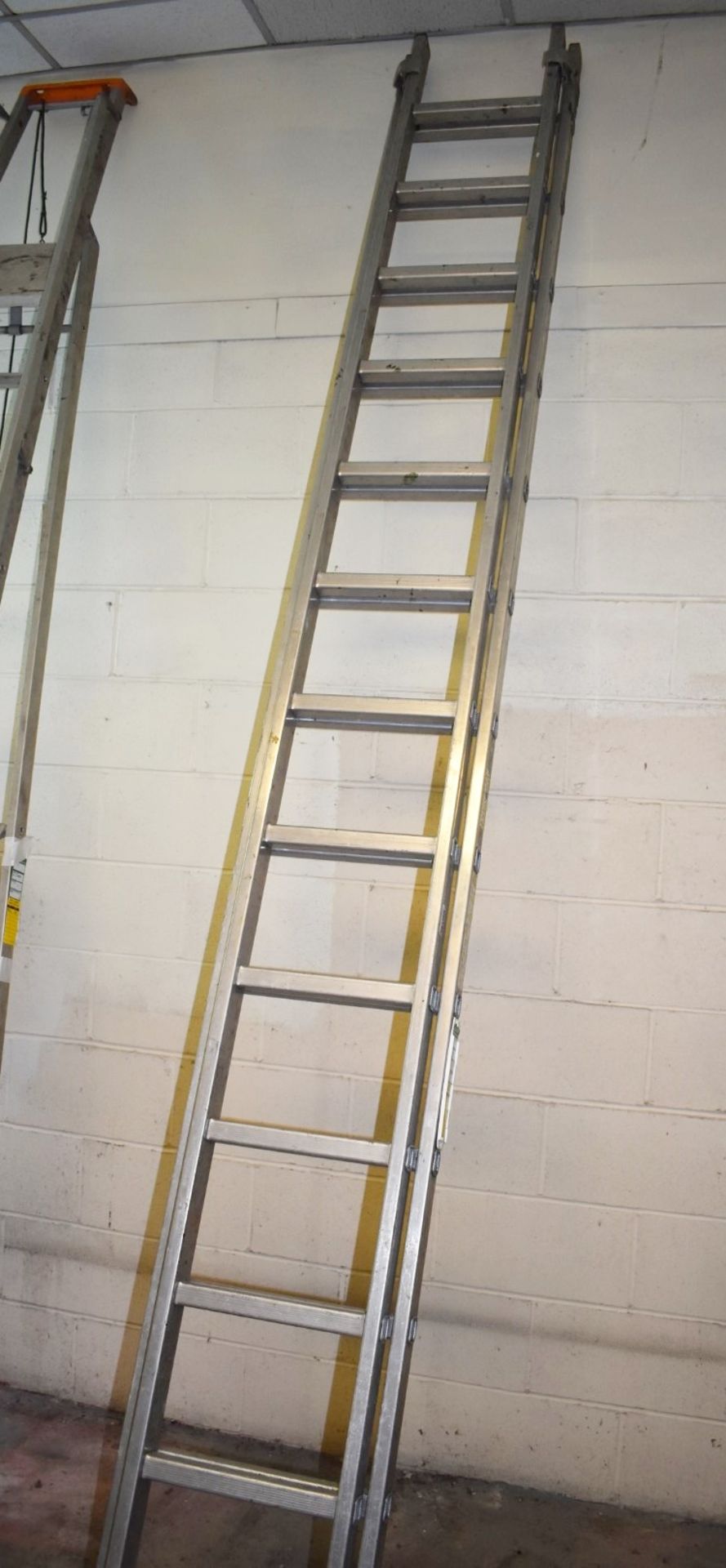 1 x Set of Youngman Trade 350 Extending Ladders - H360 (per section) x W43 cms Ref VM136 B2 -