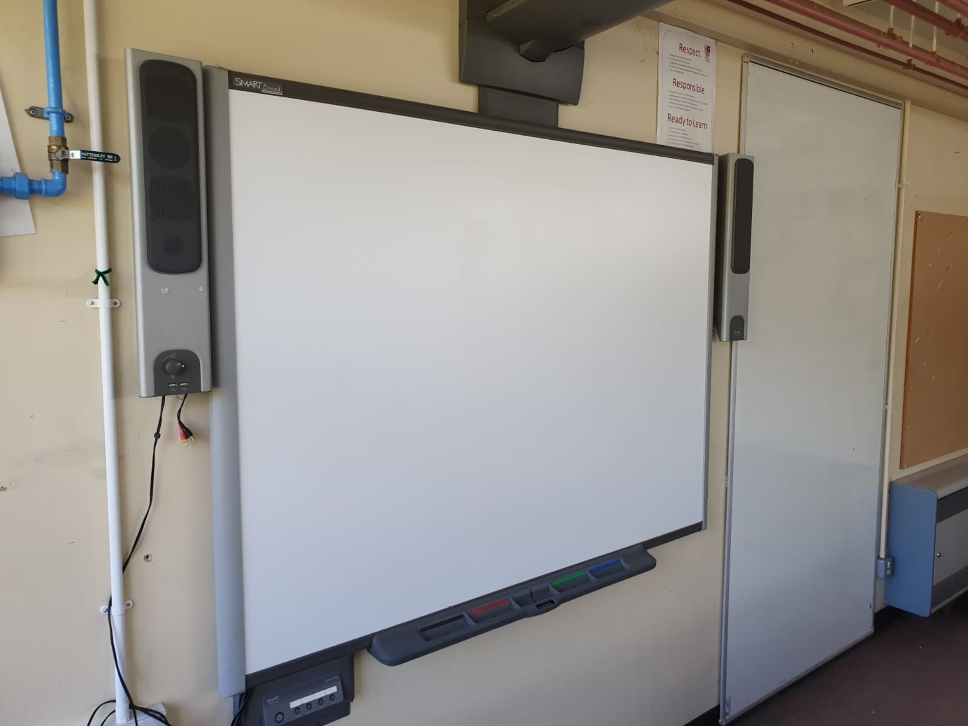 1 x Smart Interactive White Board With Projector and Speakers - Large Size -CL499 - Location: - Image 2 of 7
