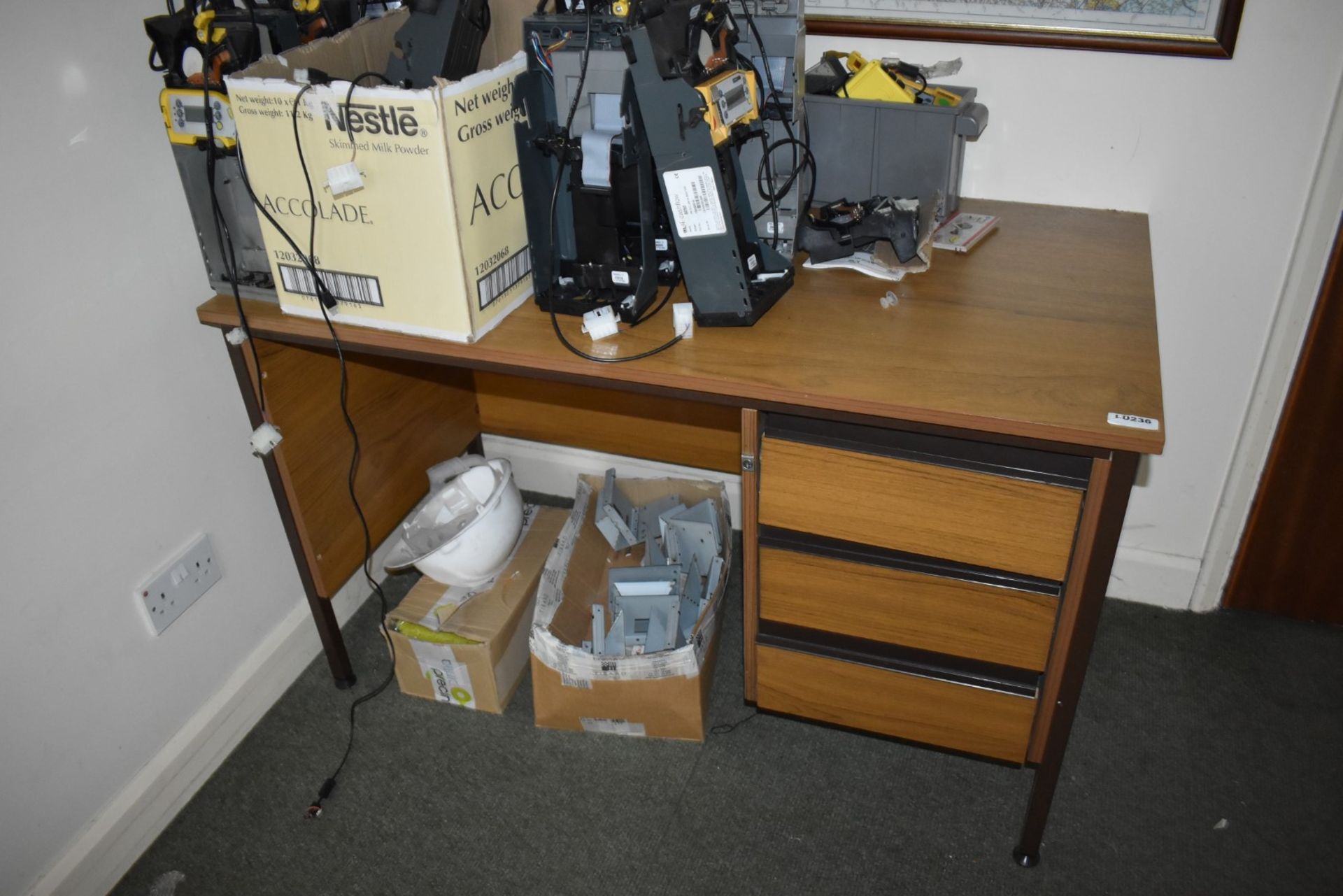 2 x Items of Office Furniture to Include 1 x Desk and 1 x 180cm Length Table - Ref LD238 D29? B2 - - Image 2 of 2