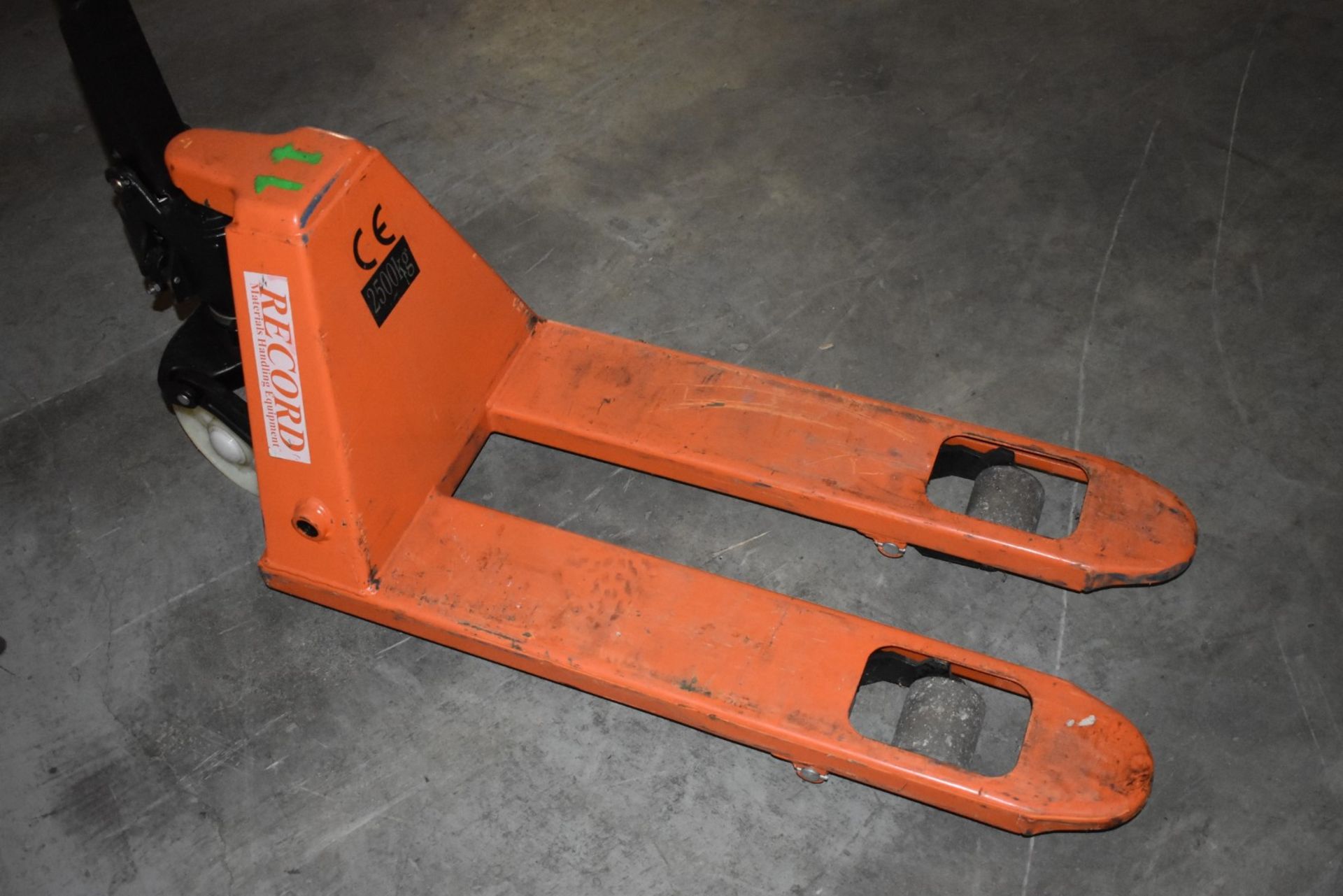 1 x Record Hand Pump Truck With 2500kg Capacity - Fork Length 80 x Width 45 cms - Ref VM157 - - Image 6 of 6