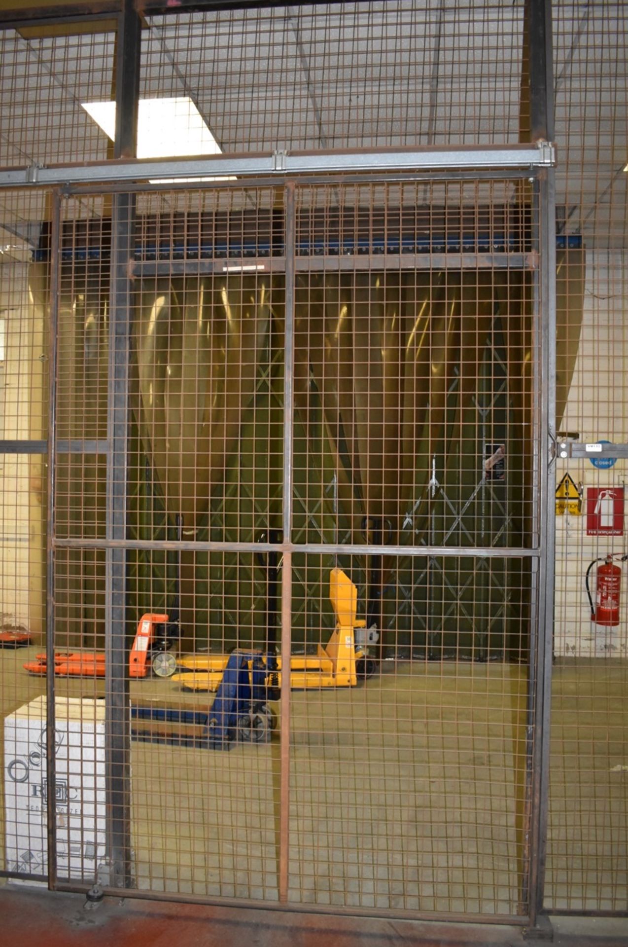 1 x Large Steel Security Cage Fence With Sliding Door - H330 x W1040 cms - Ideal For Securely - Image 3 of 8