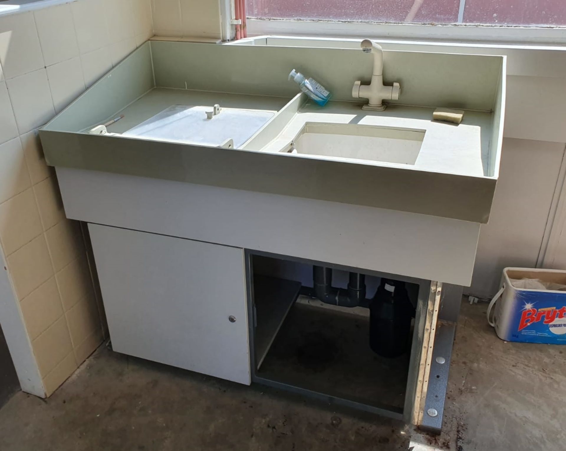 1 x Sink Basin With Anti Spash Sides, Steel Frame and Mixer Tap - CL499 - Location: Borehamwood