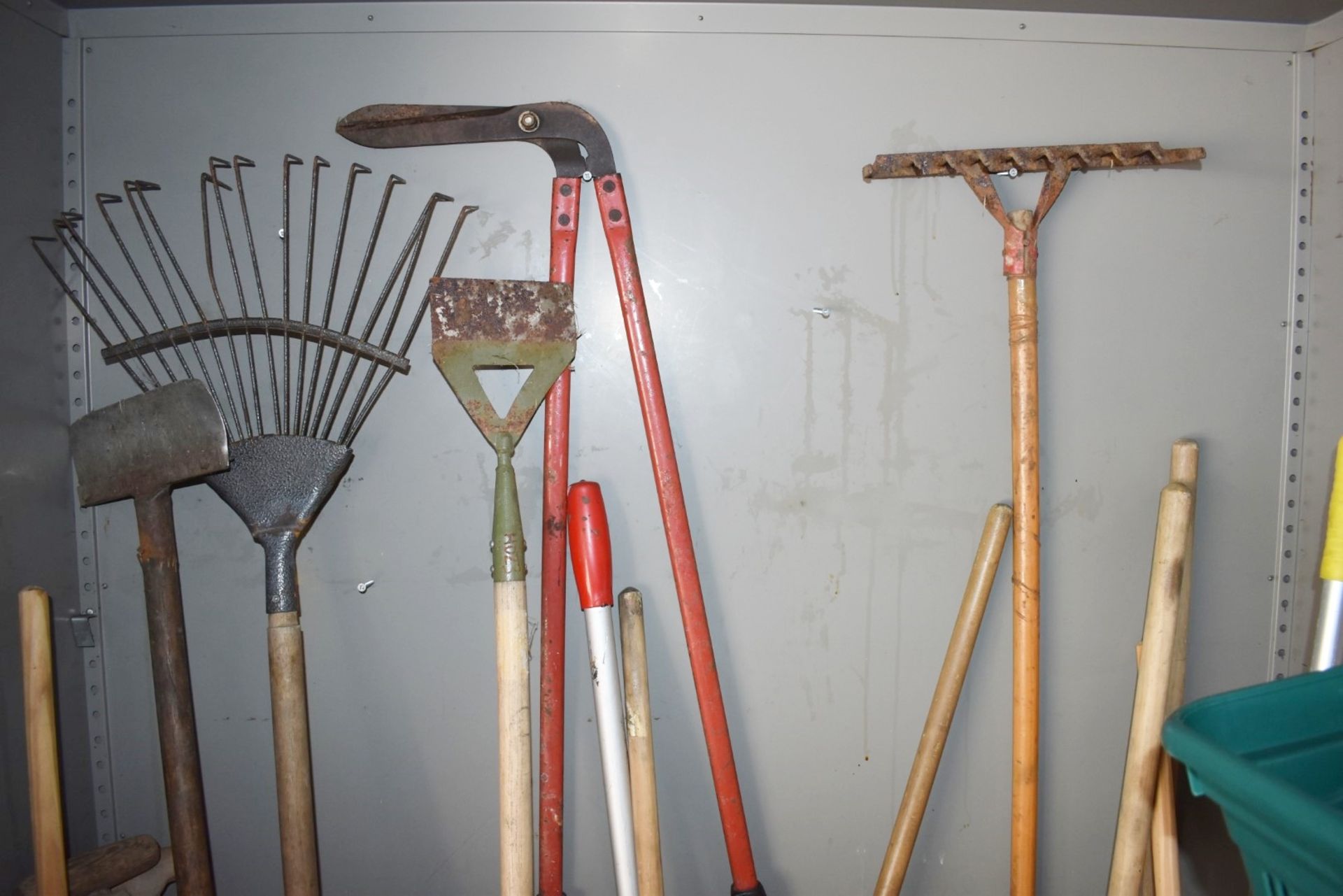 1 x Upright Metal Storage Cabinet With Selection of Gardening Tools - Ref VM112 B2 - CL409 - - Image 2 of 9