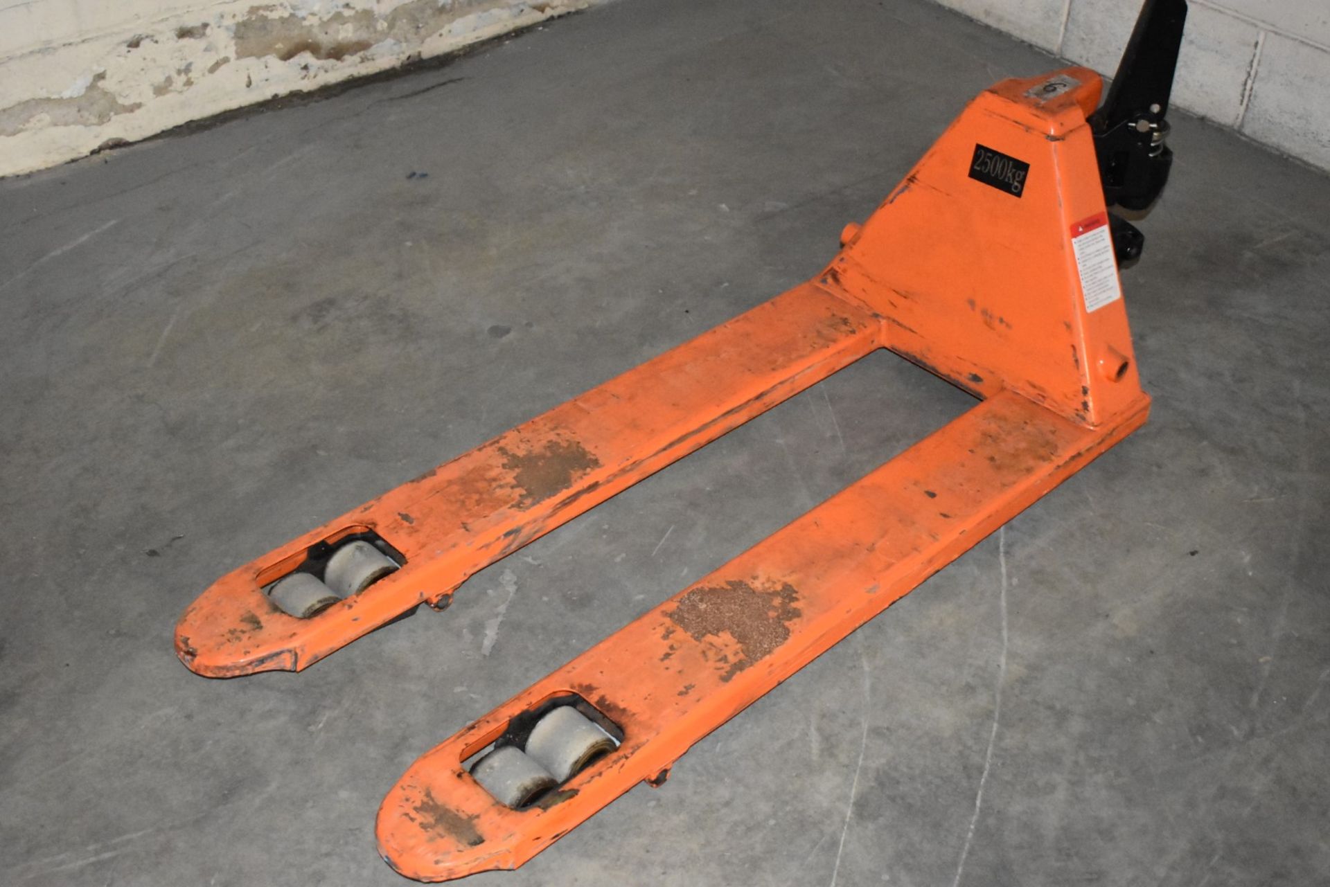 1 x Record Hand Pump Truck With 2500kg Capacity - Fork Length 114 x Width 54 cms - Ref VM158 - CL409 - Image 2 of 7