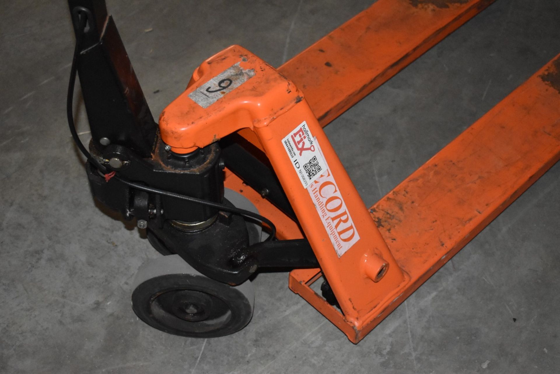 1 x Record Hand Pump Truck With 2500kg Capacity - Fork Length 114 x Width 54 cms - Ref VM158 - CL409 - Image 7 of 7