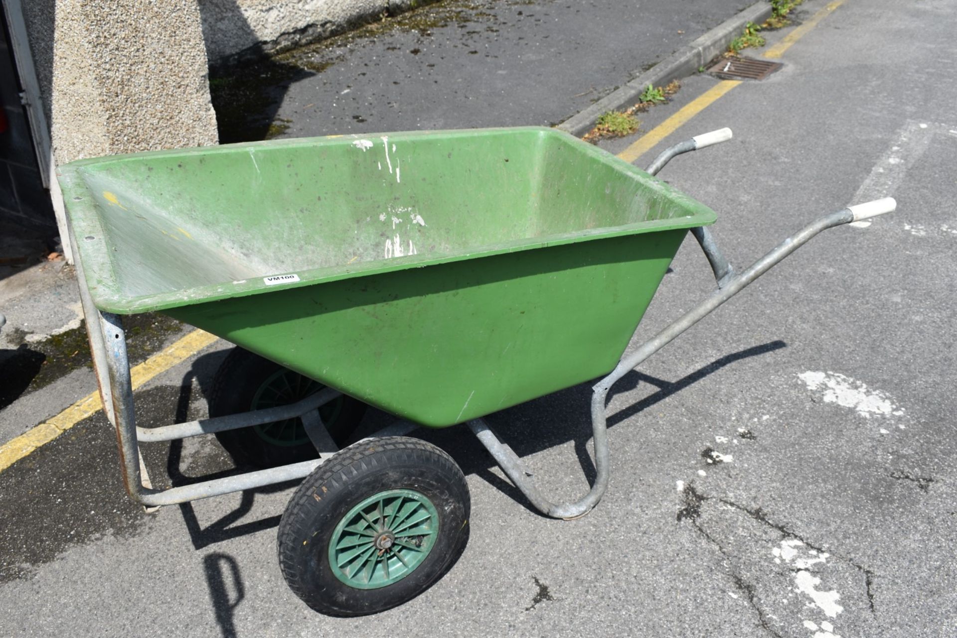 1 x Green Gardening Wheelbarrow - Box Size 112 x 69 cms - Ref VM100 B2 - CL409 - Location: Wakefield - Image 2 of 5