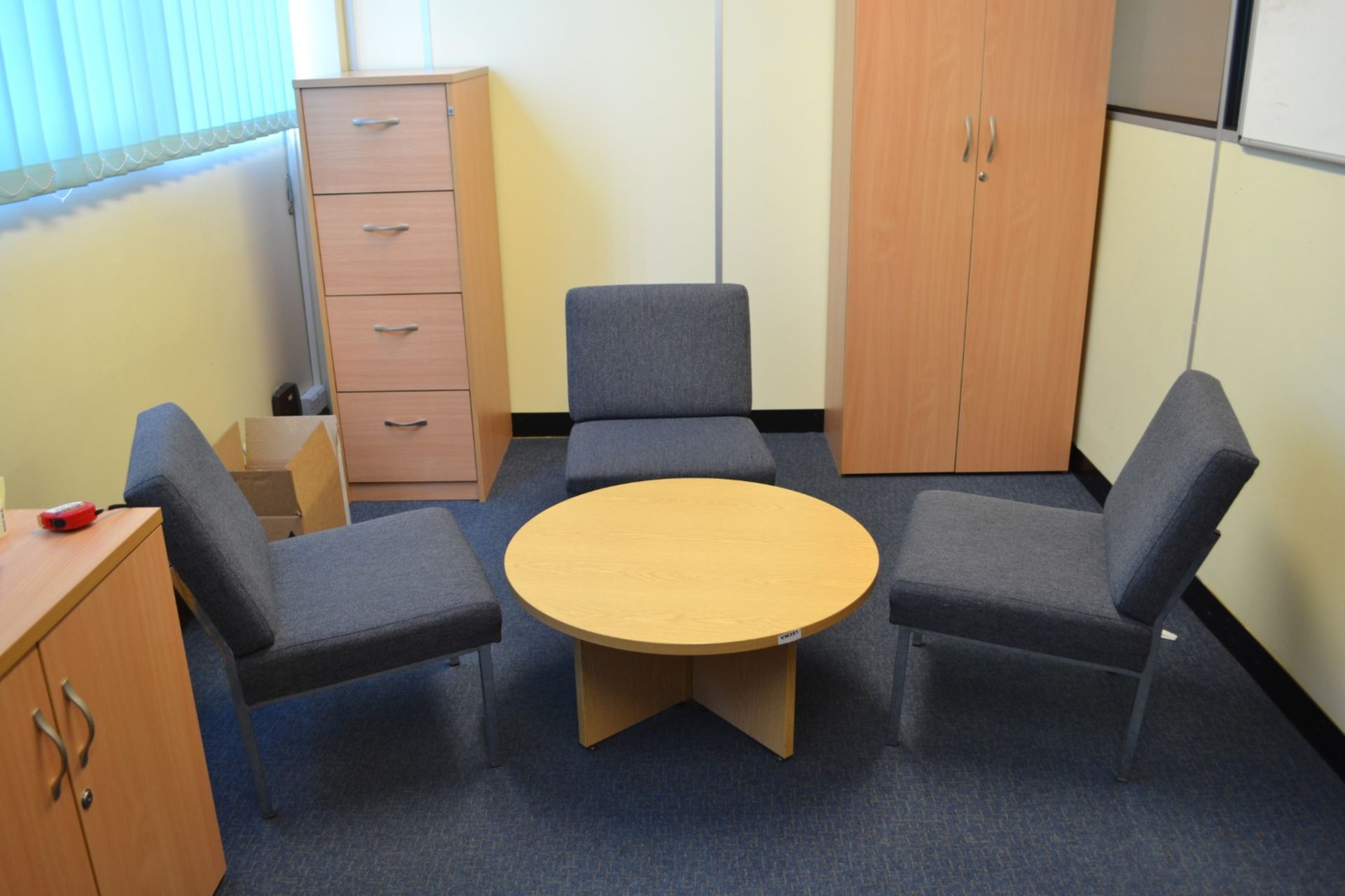 1 x Round Office Meeting Table and Chair Set - Ref: VM351 - CL409 - Location: Wakefield WF16