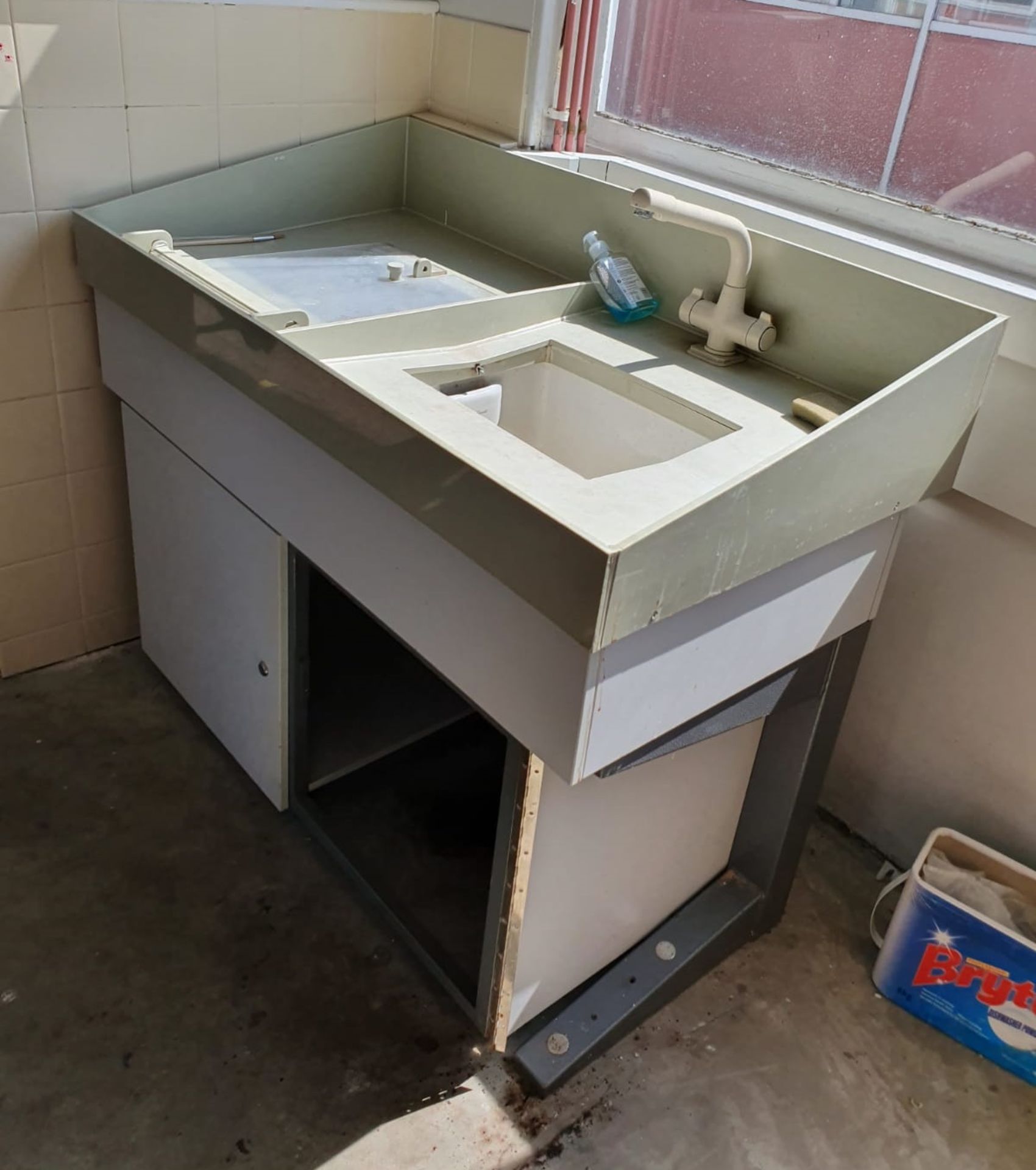 1 x Sink Basin With Anti Spash Sides, Steel Frame and Mixer Tap - CL499 - Location: Borehamwood - Image 2 of 3