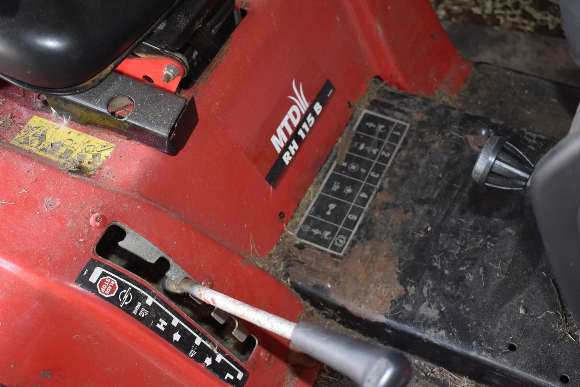 1 x MTD RH 115 B Ride On Petrol Lawnmower - Ref VM111 B2 - CL409 - Location: Wakefield WF16 - Image 5 of 8