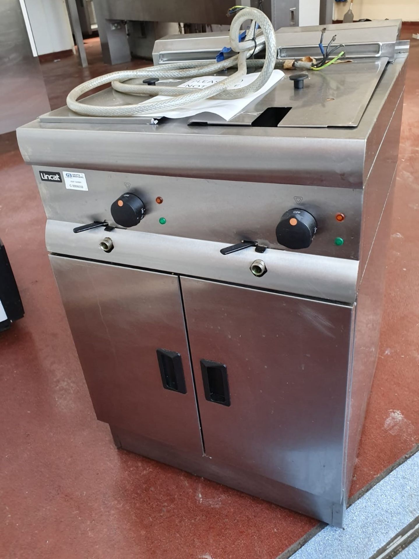 1 x Lincat J12 Twin Basket Fryer With 3 Phase Power and Stainless Steel Exterior - CL499 - Location: