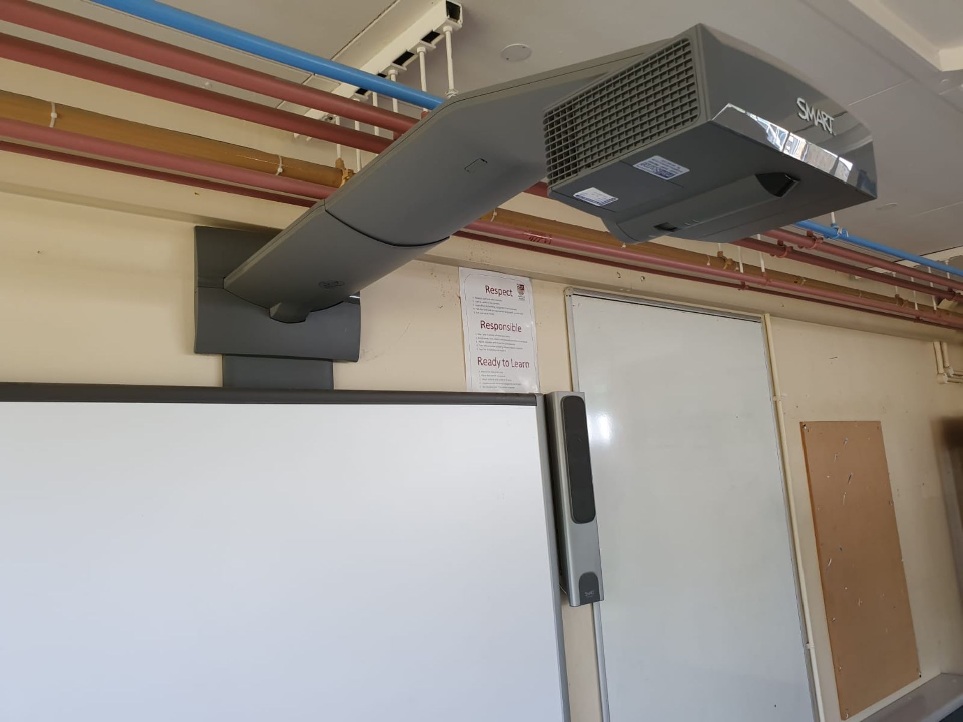 1 x Smart Interactive White Board With Projector and Speakers - Large Size -CL499 - Location: - Image 5 of 7