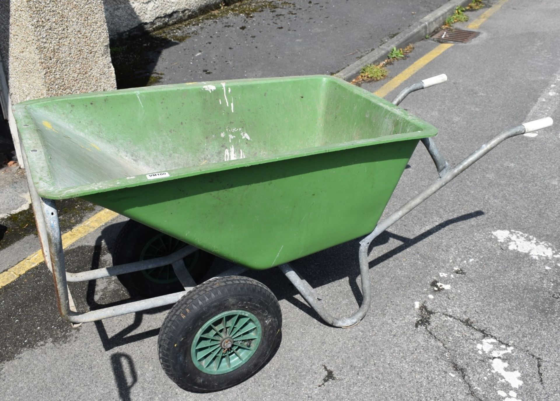 1 x Green Gardening Wheelbarrow - Box Size 112 x 69 cms - Ref VM100 B2 - CL409 - Location: Wakefield
