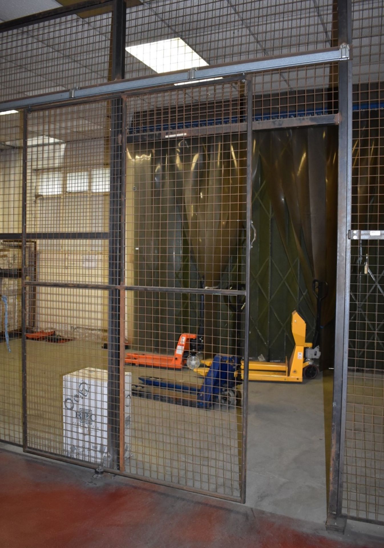 1 x Large Steel Security Cage Fence With Sliding Door - H330 x W1040 cms - Ideal For Securely - Image 7 of 8