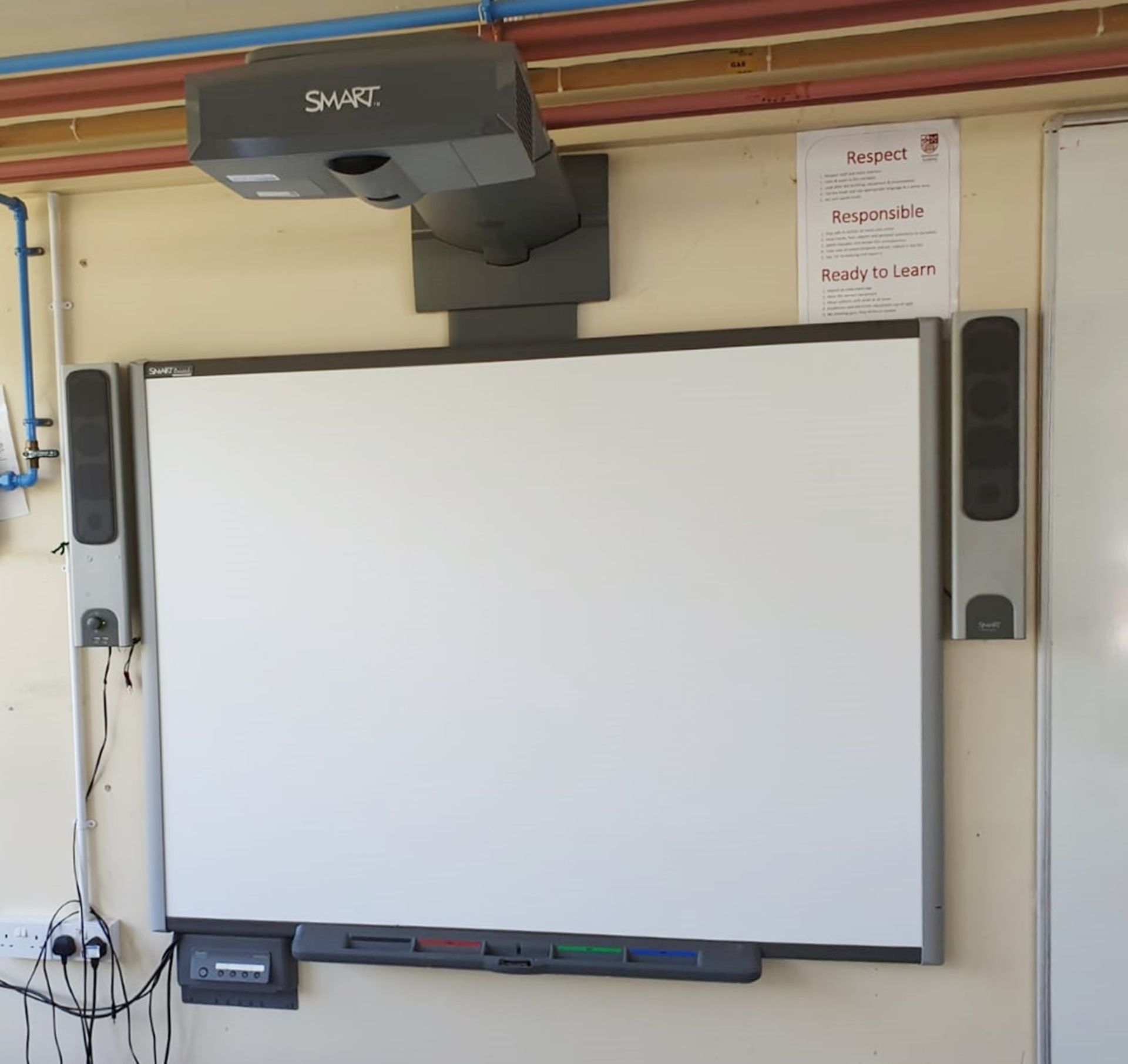 1 x Smart Interactive White Board With Projector and Speakers - Large Size -CL499 - Location: - Image 6 of 7