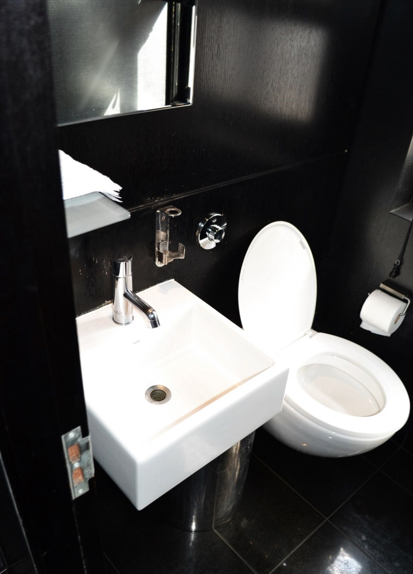 1 x Contents Of A Mens Restaurant Bathroom - CL392 - Ref LD334 4F - Location: London WC2H