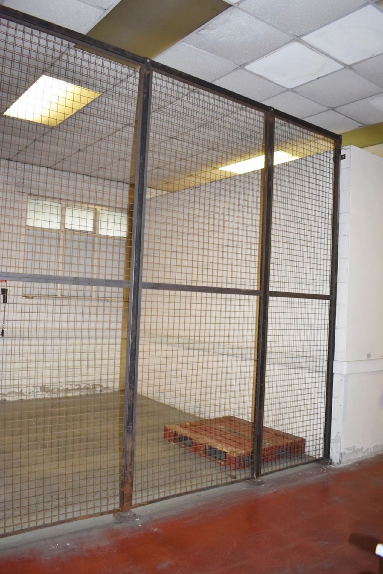 1 x Large Steel Security Cage Fence With Sliding Door - H330 x W1040 cms - Ideal For Securely - Image 5 of 8