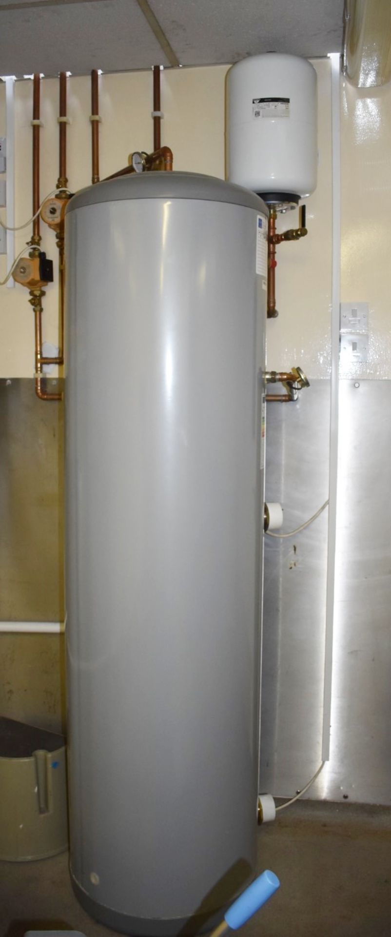 1 x Castle Unvented Hot Water Calorifier Cylinder 300l Tank With Zilmet 110 Ultra Pro 24 Litre - Image 9 of 12