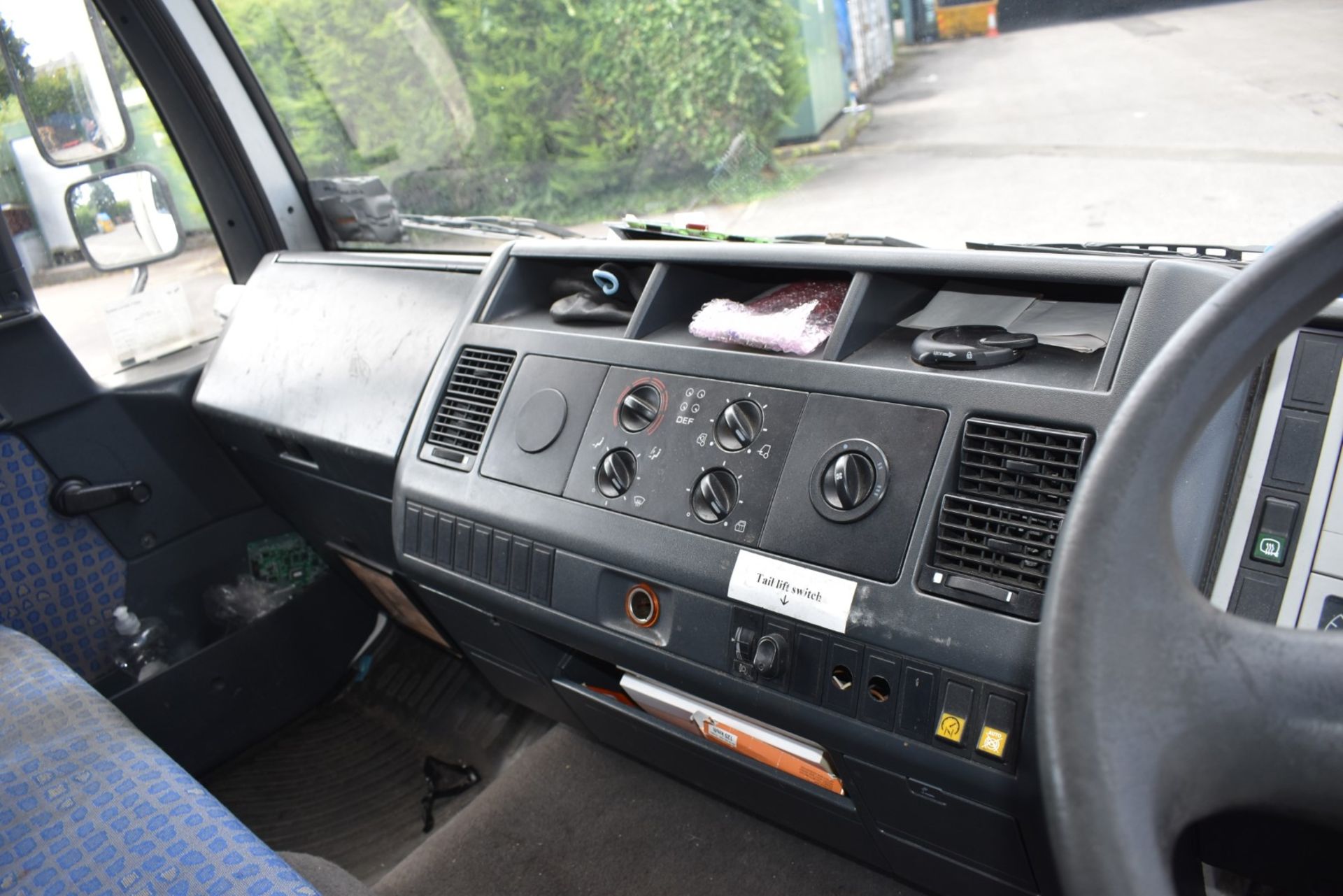 1 x 2003 MAN LE8.140 4.6 Litre Diesel Box Truck With Tail Lift - Includes MOT, Service History, - Image 24 of 42