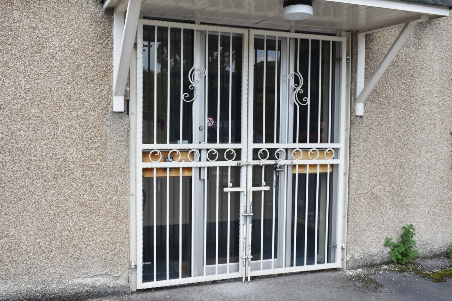 1 x Set of Double Door Security Gates With Mounting Brackets and Centre Locks - Heavy Duty Metal - Image 2 of 11