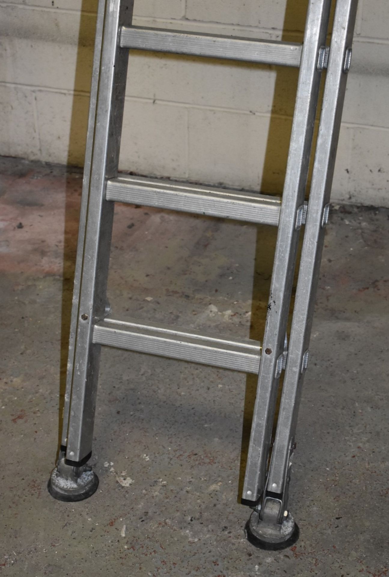 1 x Set of Youngman Trade 350 Extending Ladders - H360 (per section) x W43 cms Ref VM136 B2 - - Image 2 of 6