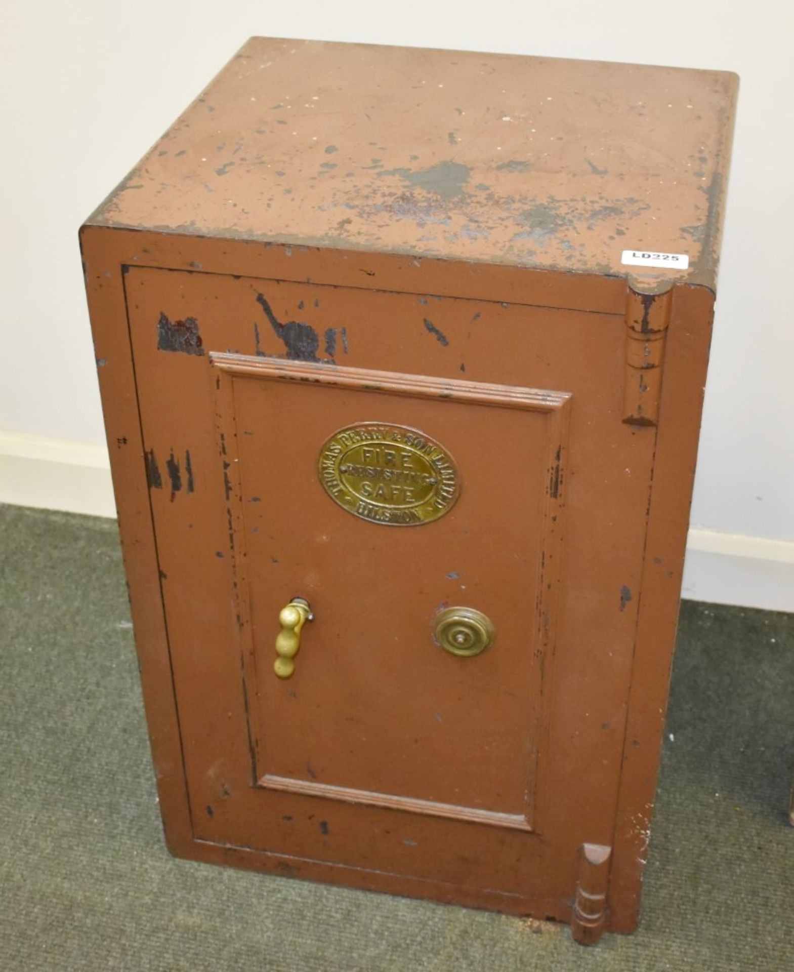 1 x Vintage Thomas Perry & Son Fire Resisting Safe - Includes Key - H79 x W50 x D46 cms - Ref