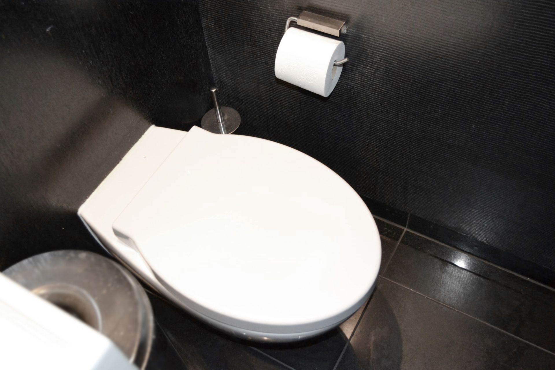 1 x Contents Of A Mens Restaurant Bathroom - CL392 - Ref LD334 4F - Location: London WC2H - Image 2 of 2
