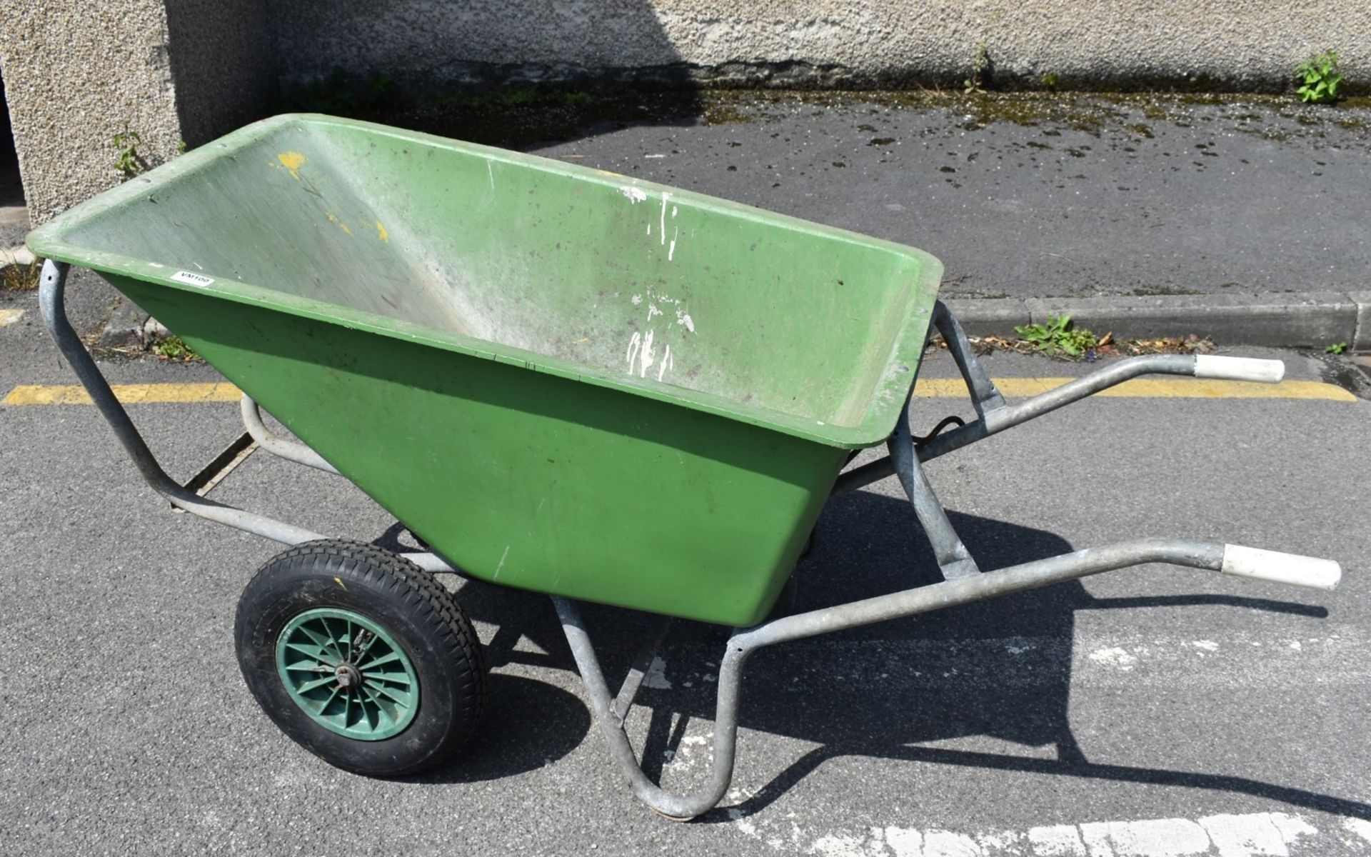 1 x Green Gardening Wheelbarrow - Box Size 112 x 69 cms - Ref VM100 B2 - CL409 - Location: Wakefield - Image 3 of 5