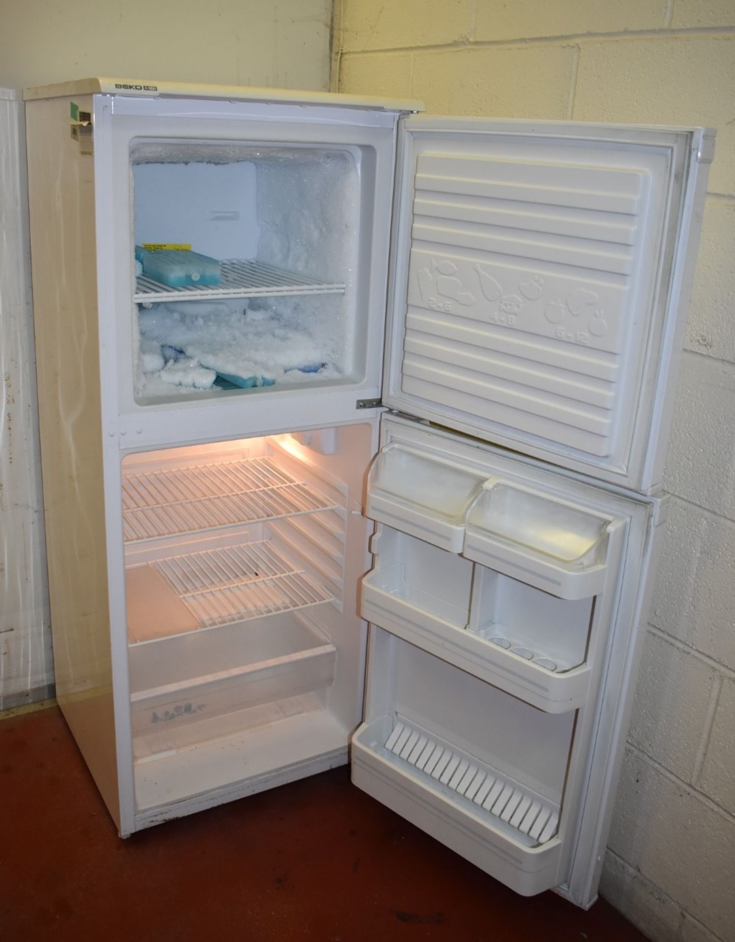 1 x Beko White Fridge Freezer - H137 x W55 cms - Ref VM138 cms - CL409 - Location: Wakefield WF16 - Image 2 of 2