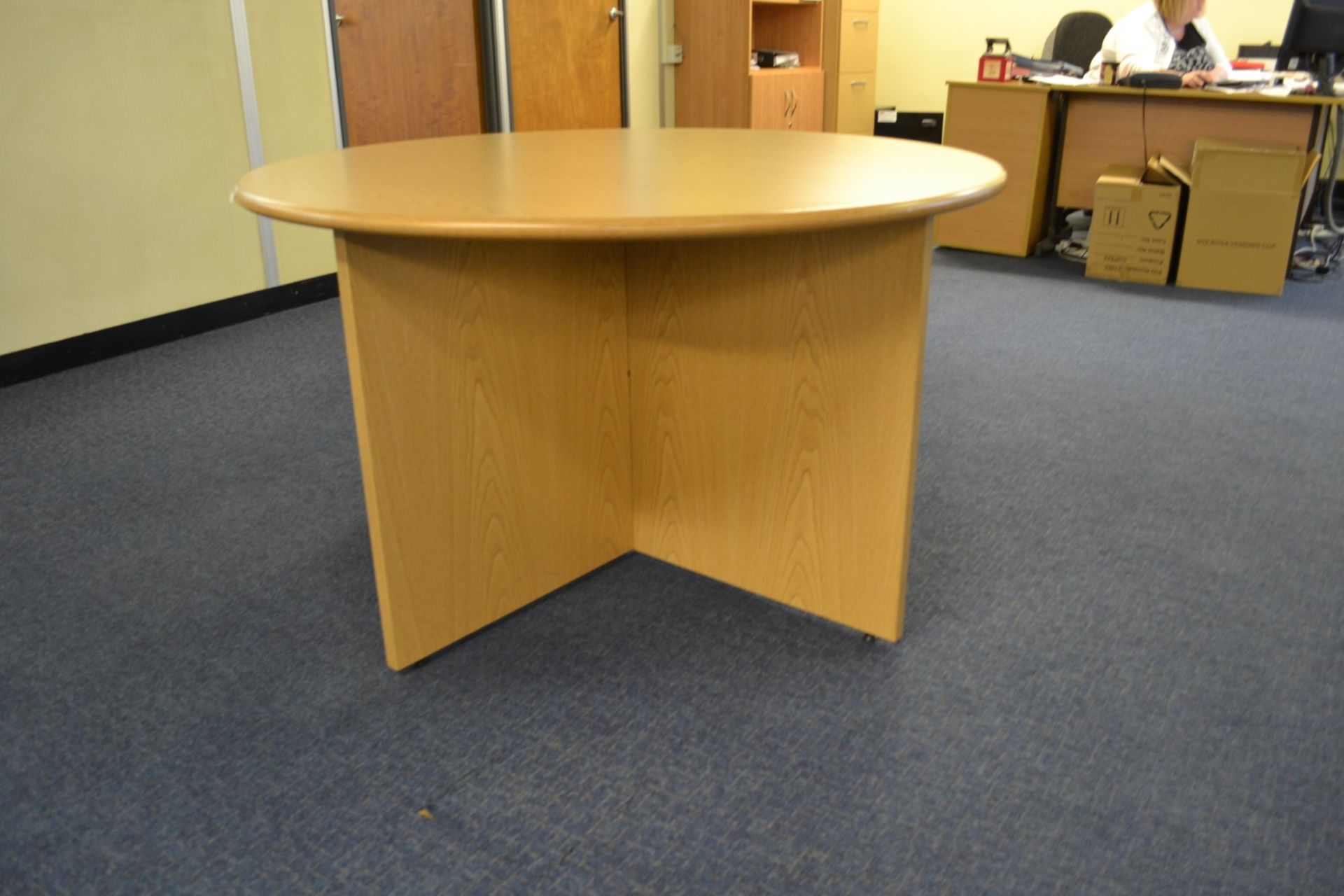 1 x Round Office Meeting Table - Ref: VM504 - CL409 - Location: Wakefield WF16 - Image 4 of 5