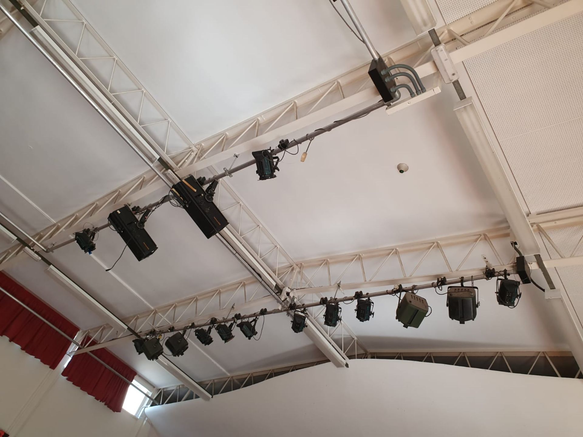 Approx 30 x Pieces of Stage Lighting From School Academy Performance Hall - CL499 - Location: