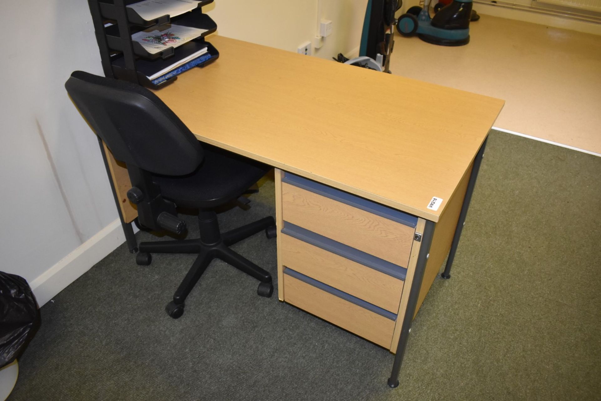 1 x Assorted Collection of Office Furniture to Include Office Desk, Table, Coat Hanger, Waste Bin - Image 6 of 9