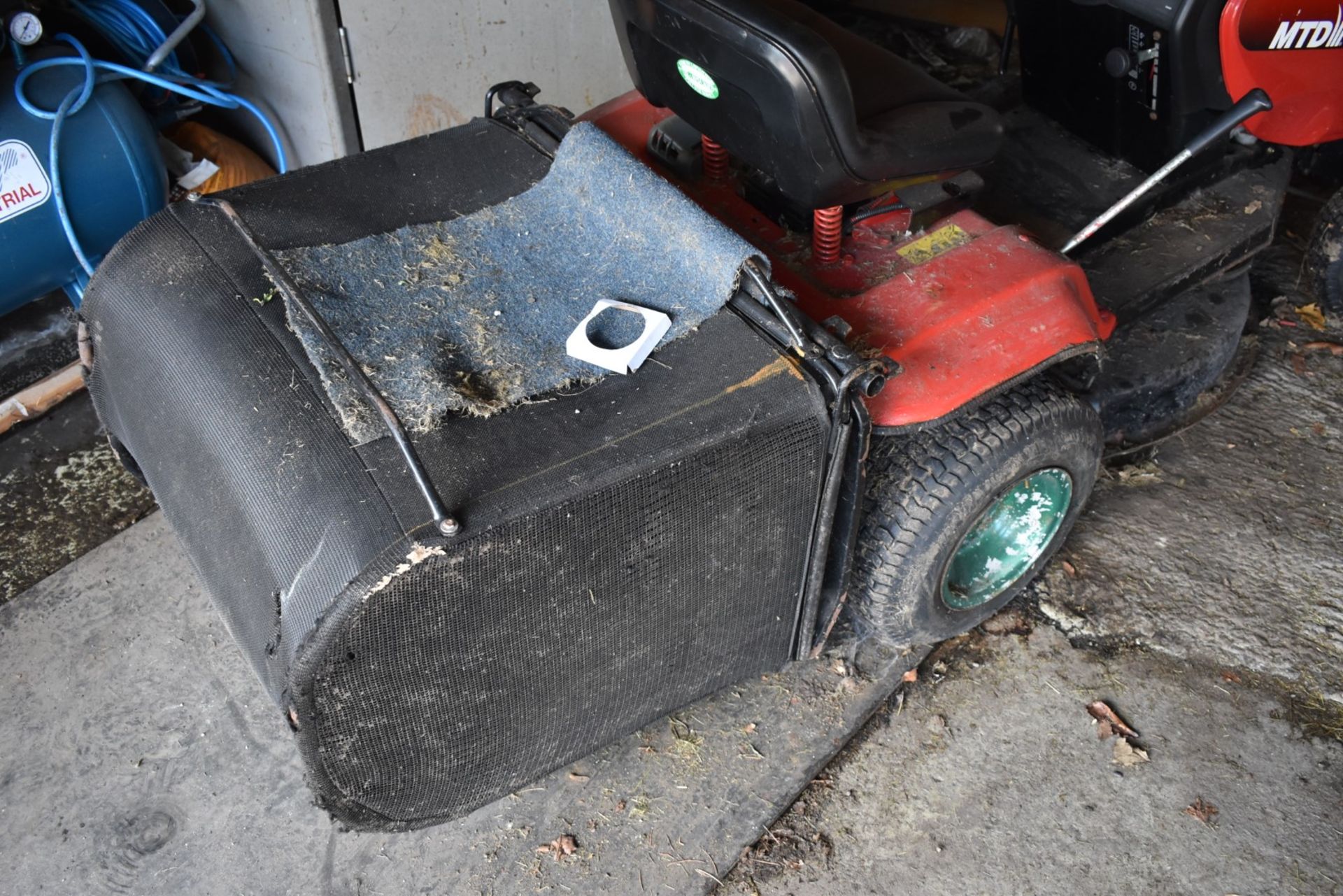 1 x MTD RH 115 B Ride On Petrol Lawnmower - Ref VM111 B2 - CL409 - Location: Wakefield WF16 - Image 8 of 8