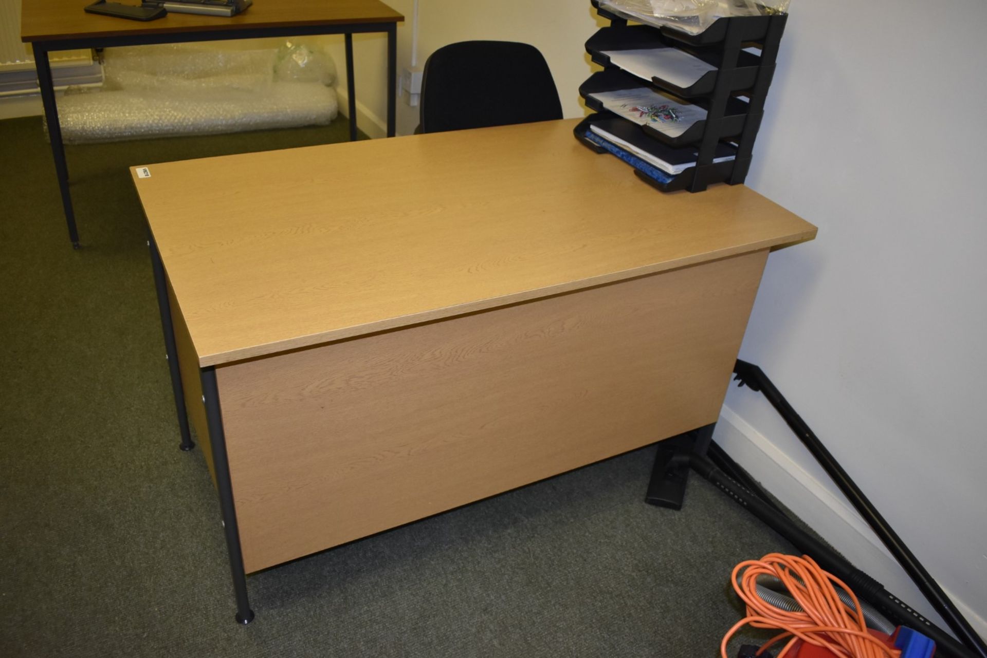 1 x Assorted Collection of Office Furniture to Include Office Desk, Table, Coat Hanger, Waste Bin - Image 3 of 9