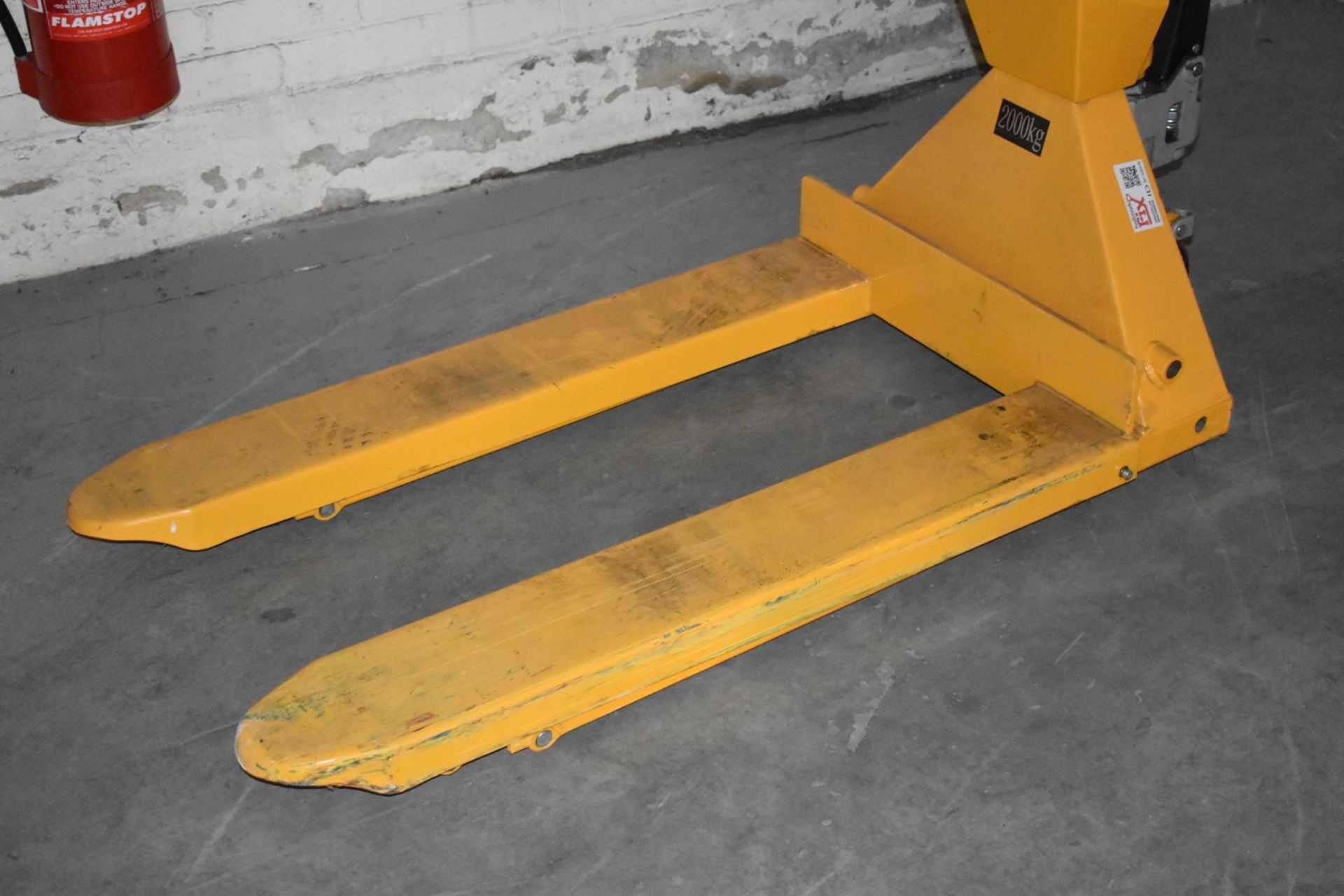 1 x Hand Pump Truck With 2000kg Electirc Capacity Lift - Fork Length 113 x Width 70 cms - Ref - Image 2 of 8