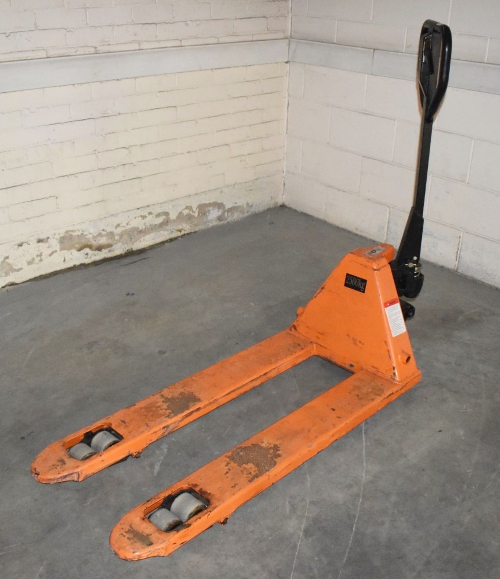 1 x Record Hand Pump Truck With 2500kg Capacity - Fork Length 114 x Width 54 cms - Ref VM158 - CL409