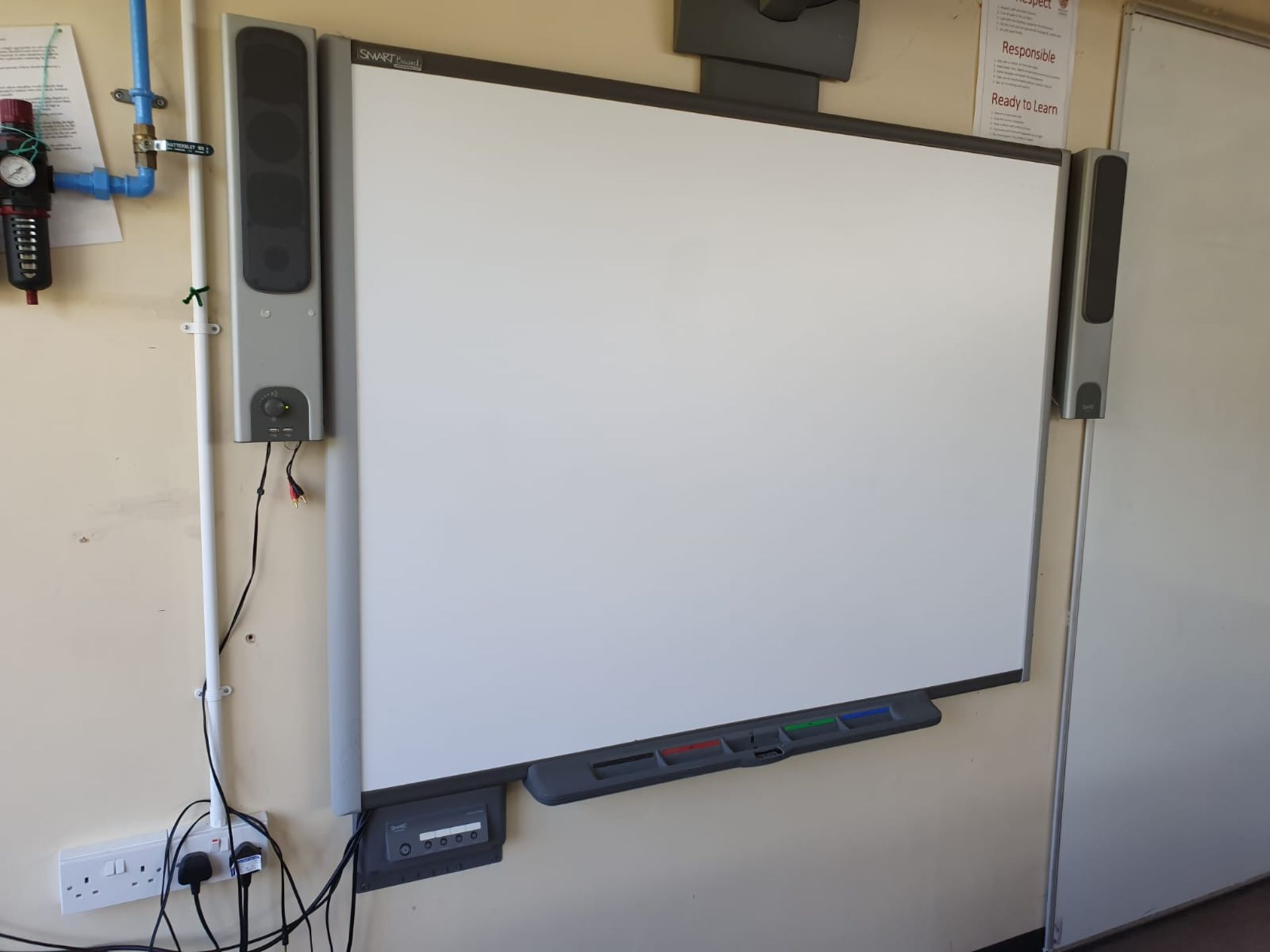 1 x Smart Interactive White Board With Projector and Speakers - Large Size -CL499 - Location: