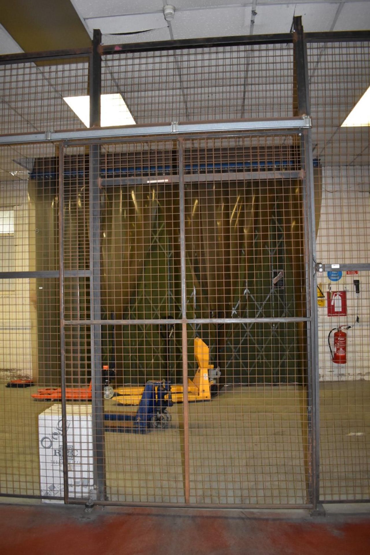 1 x Large Steel Security Cage Fence With Sliding Door - H330 x W1040 cms - Ideal For Securely - Image 4 of 8