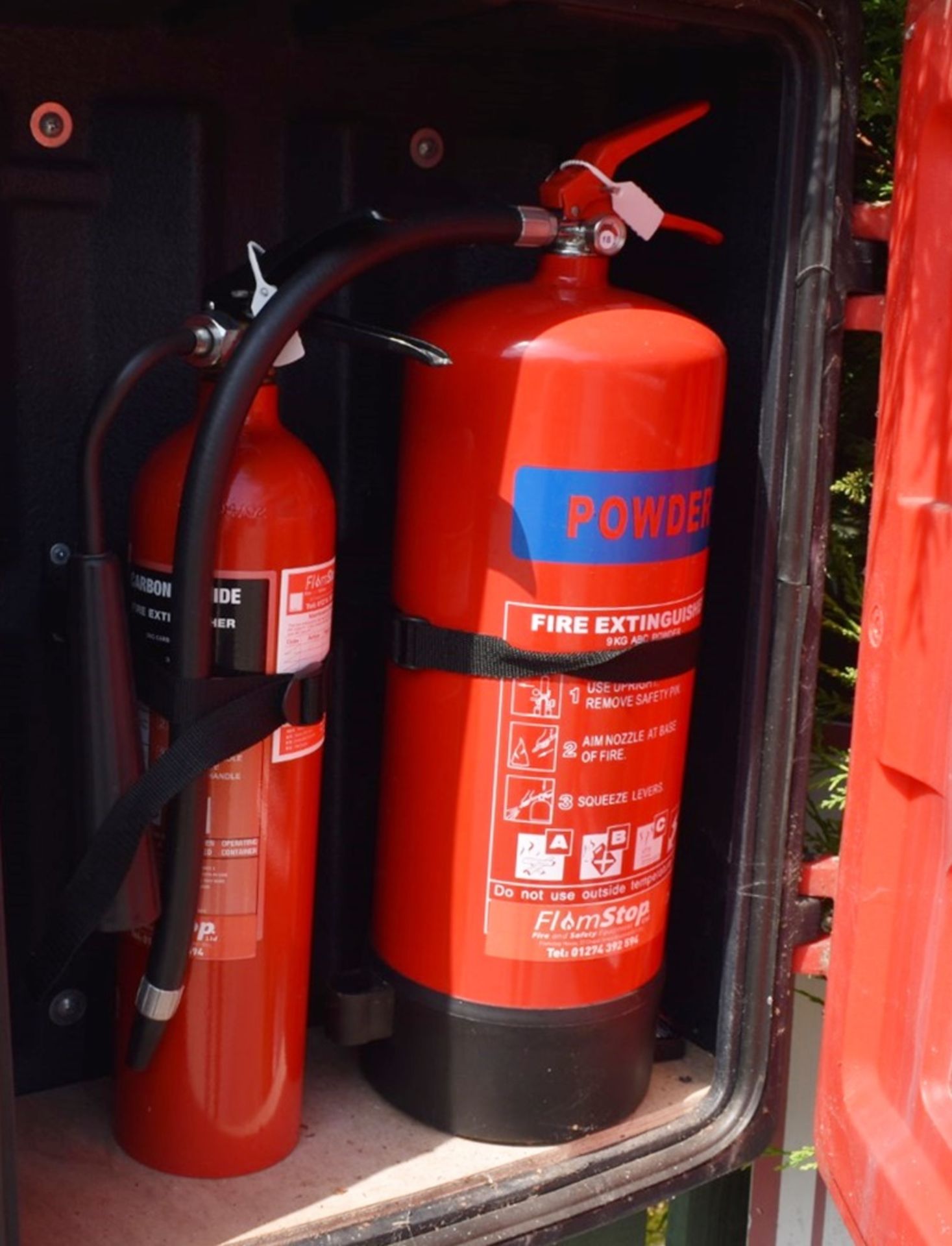 1 x Outdoor Fire Extinguisher Cabinet With Carbon Dioxide and Powder Fire Extinguishers - Ref - Image 2 of 3