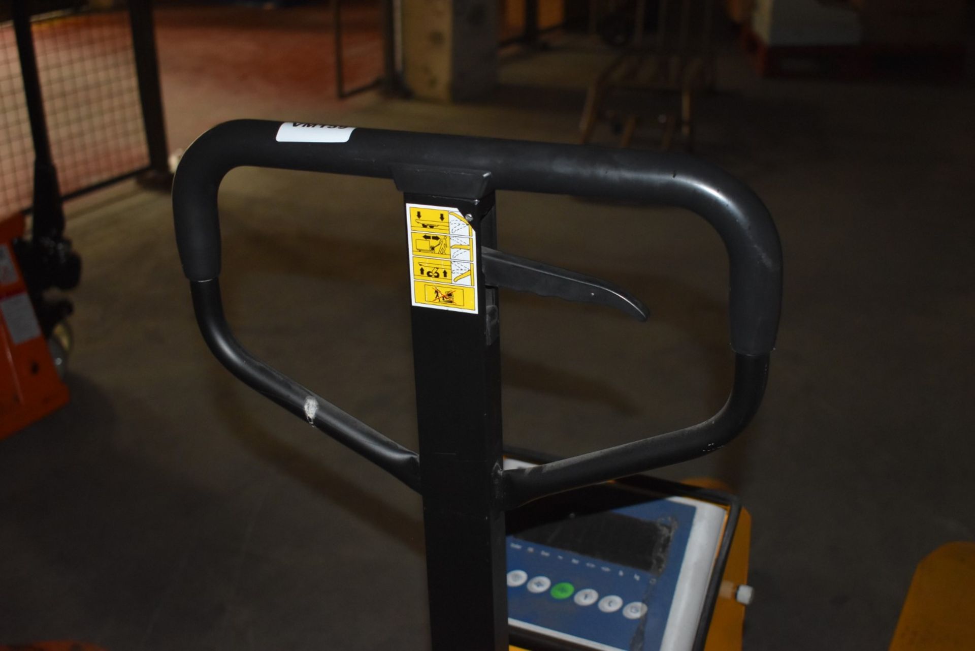 1 x Hand Pump Truck With 2000kg Electirc Capacity Lift - Fork Length 113 x Width 70 cms - Ref - Image 5 of 8