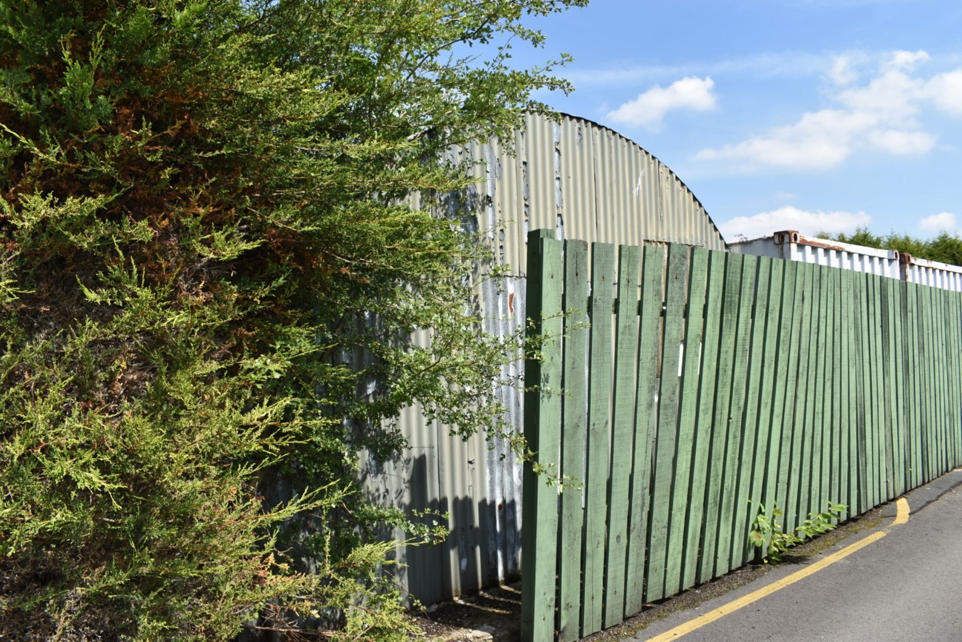 1 x Quonset Storage Building With Hinged Doors - Lightweight Steel Structure - H318 x L1110 x W500 - Image 2 of 9